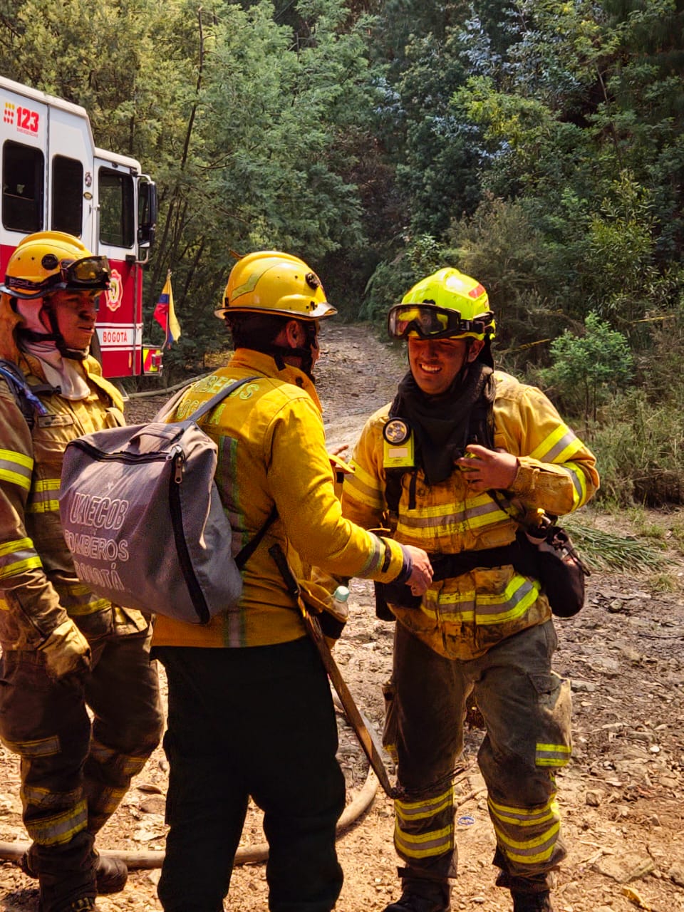 Dos bomberos hablan antes de subir al punto crítico del incendio.