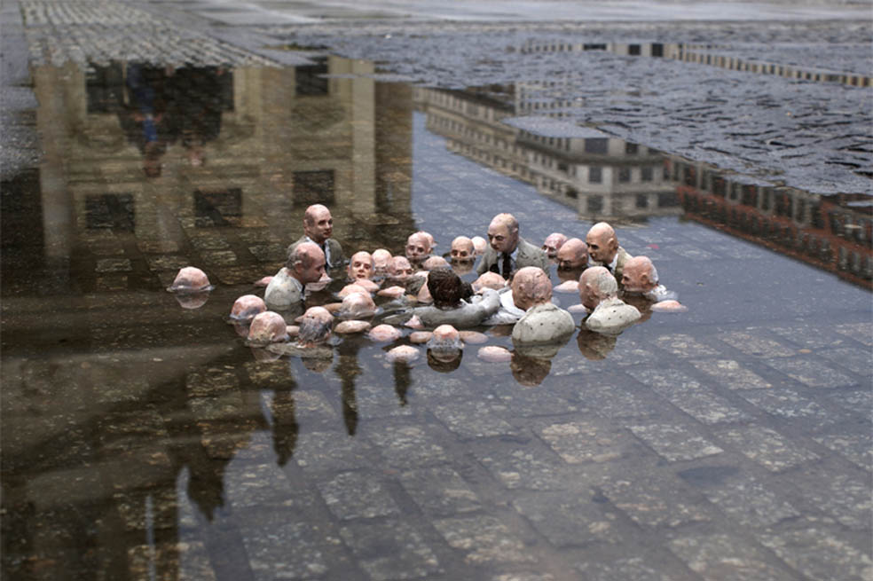Obra del artista gallego Issac Cordal titulada ‘Políticos discutiendo el cambio climático’.  / cementeclipses.com