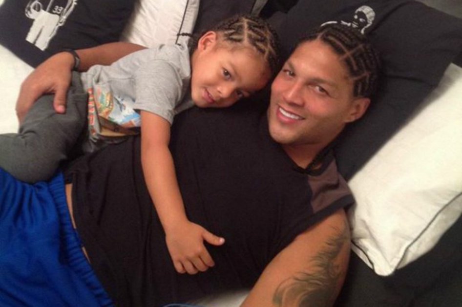El jugador de baloncesto Juan Manaure junto a su hijo. / @manaure_33