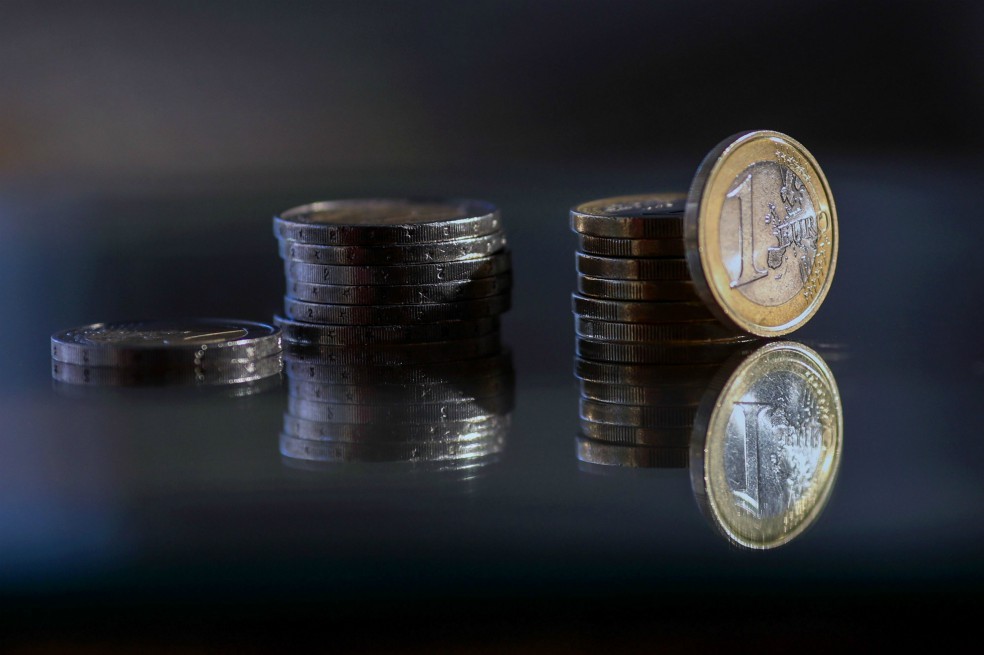 El euro cae tras datos de aumento de empleo en Estados Unidos