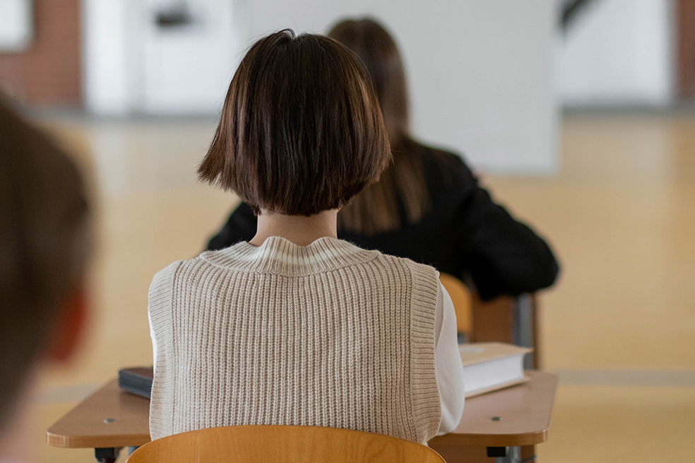 Adolescentes que se sienten solos tienen peores notas y mala salud mental