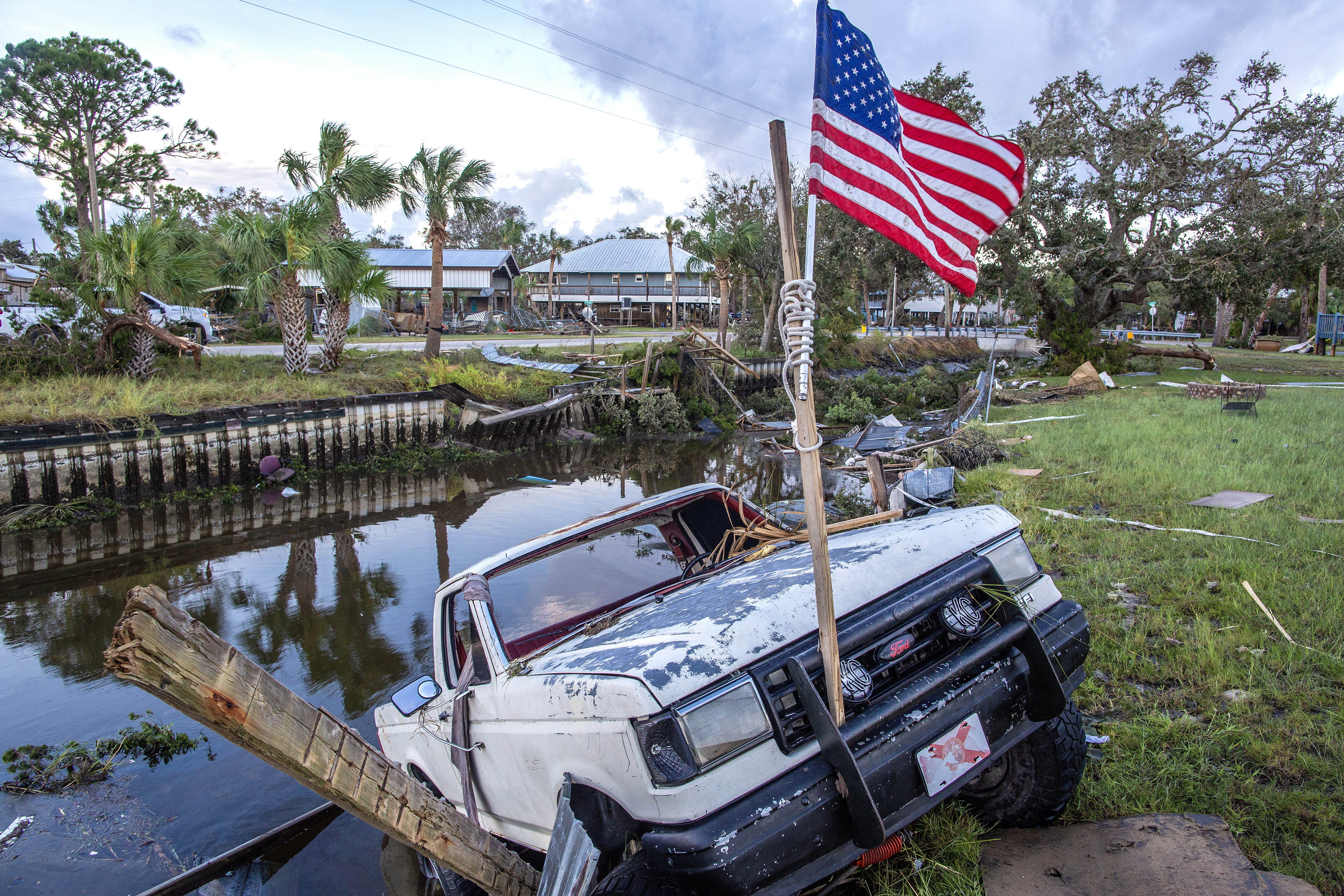 Horseshoe Beach (United States), 30/08/2023.- A truck hangs on the ledge of a channel full of debris after the Hurricane Idalia made landfall, in Horseshoe Beach, Florida, USA, 30 August 2023. Hurricane Idalia makes landfall in Florida as a Category 3 storm with winds of 125 mph. (tormenta) EFE/EPA/CRISTOBAL HERRERA-ULASHKEVICH