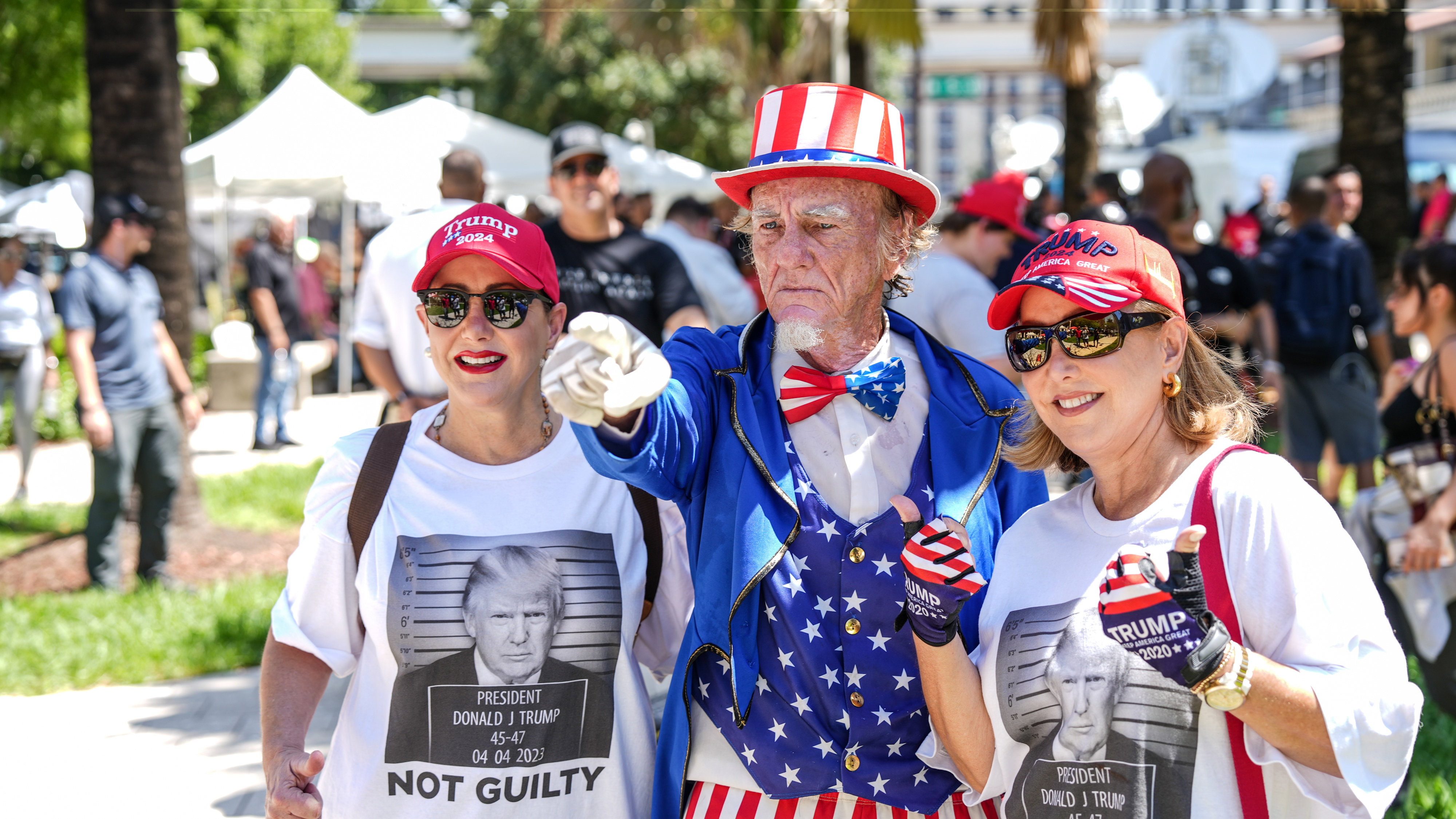 Miami (United States), 13/06/2023.- Crowds gather at the Wilkie D. Ferguson United States Courthouse where former President Donald Trump is scheduled to surrender to federal authorities in Miami, Florida, USA, 13 June 2023. Trump is facing multiple federal charges stemming from an US Justice Department investigation led by Special Counsel Jack Smith related to Trump'Äôs alleged mishandling of classified national security documents and is scheduled to turn himself into authorities on 13 June in Miami. (Estados Unidos) EFE/EPA/CHRISTINA MENDENHALL