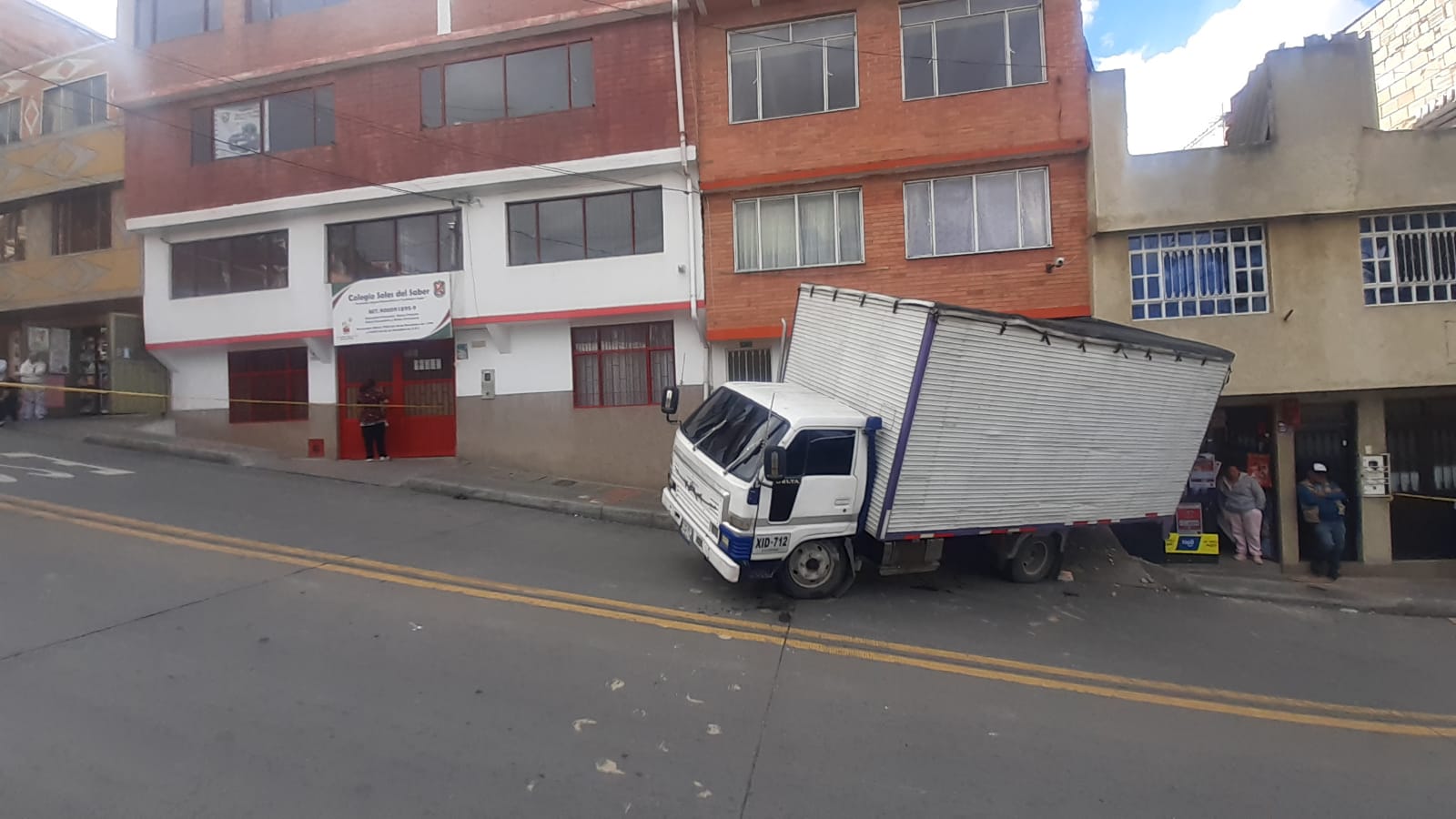 Camión choca contra colegio en Ciudad Bolívar y deja siete estudiantes heridos
