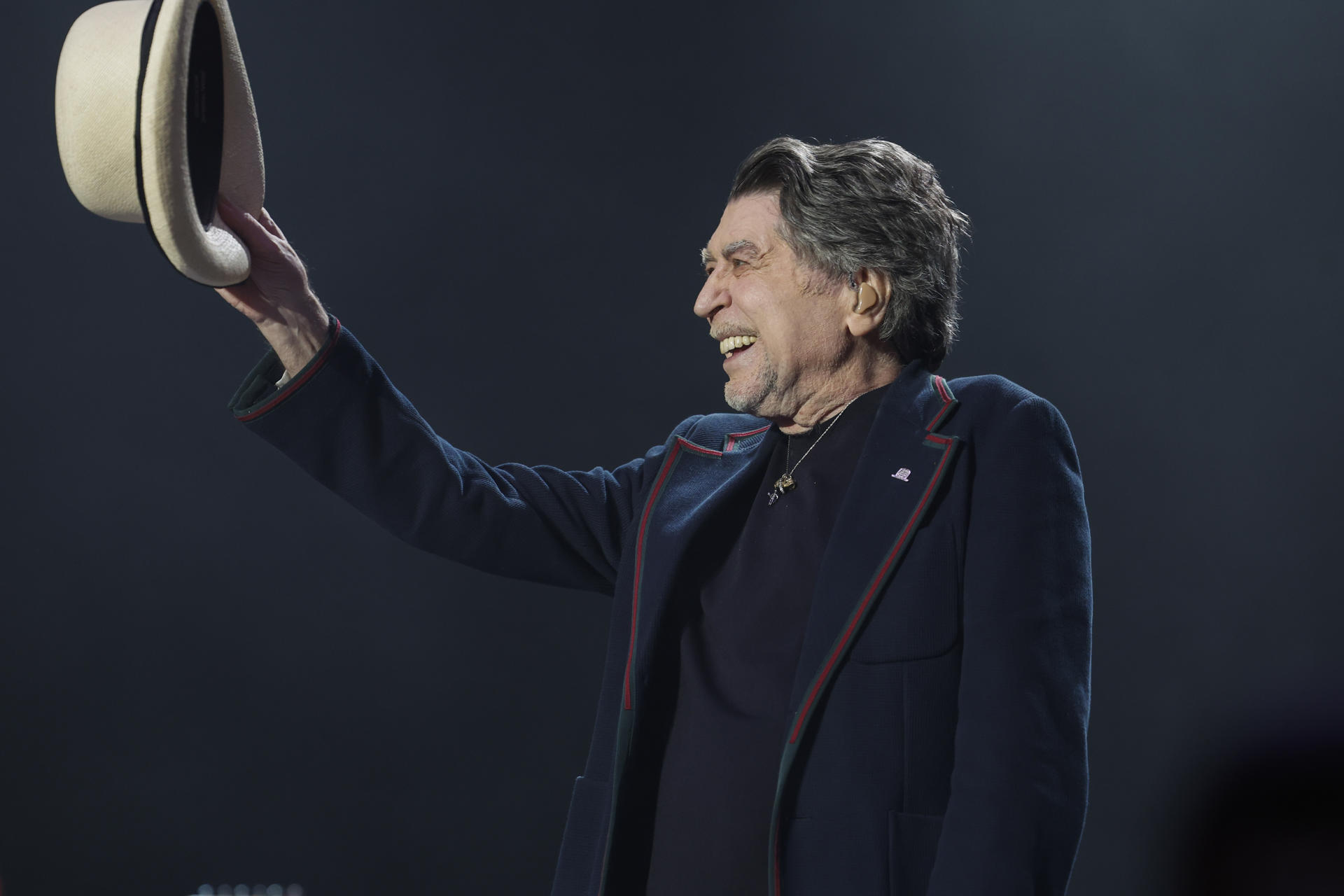 FOTODELDIA ZARAGOZA, 12/06/2025.- Primer concierto de los dos que Joaquín Sabina ofrece en el Pabellón Príncipe Felipe, en Zaragoza, dentro de la gira 'Hola y adiós' de despedida del cantautor. EFE/Javier Cebollada
