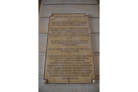 Placa conmemorativa de víctimas del Palacio de Justicia será modificada