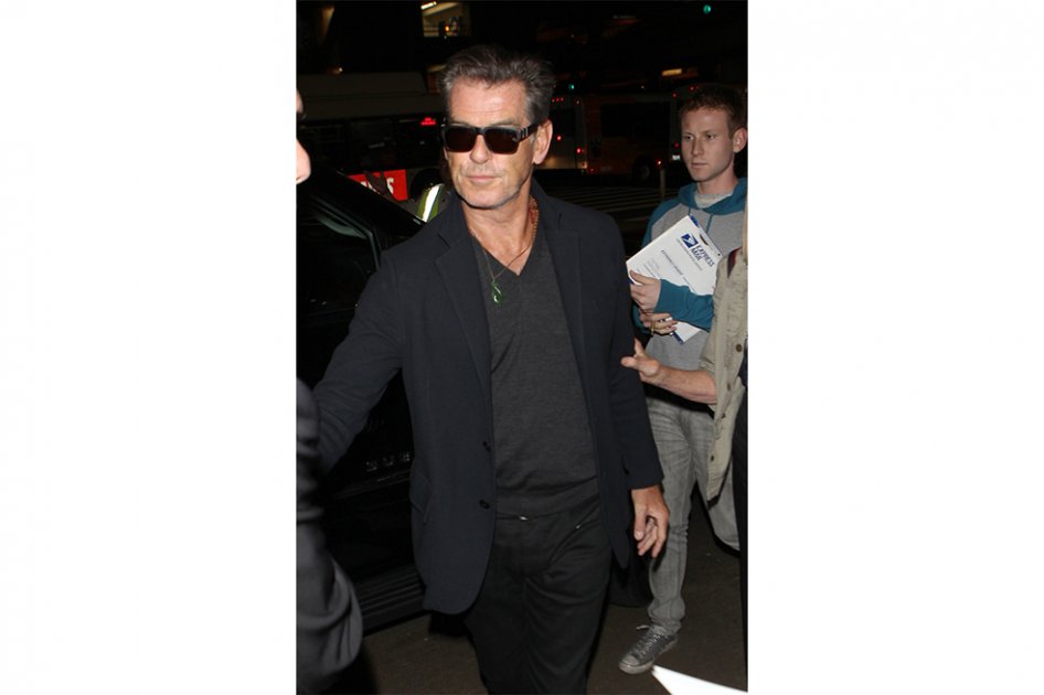 Pierce Brosnan, sorprendido con cuchillo de caza en aeropuerto