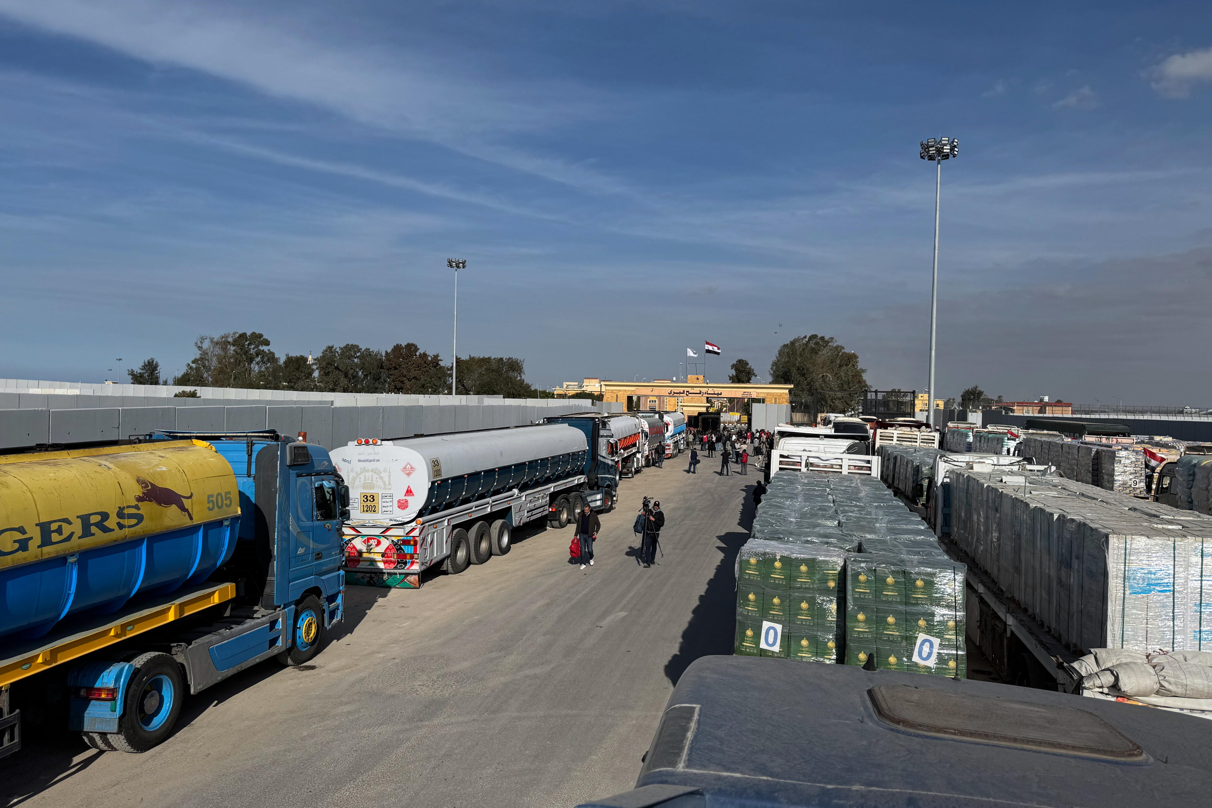 Al-arish (Egypt), 19/01/2025.- Trucks carrying humanitarian aid bound for the Gaza Strip wait to cross the Rafah border crossing between the Gaza Strip and Egypt, in Rafah, Egypt, 19 January 2024. Israel and Hamas agreed on a hostage release deal and a Gaza ceasefire to be implemented on 19 January 2025. More than 46,000 Palestinians have been killed in the Gaza Strip, according to the Palestinian Ministry of Health, since Israel launched a military campaign in the strip in response to a cross-border attack led by the Palestinian militant group Hamas on 07 October 2023, in which about 1,200 Israelis were killed and more than 250 taken hostage. (Egipto) EFE/EPA/MOHAMED HOSSAM