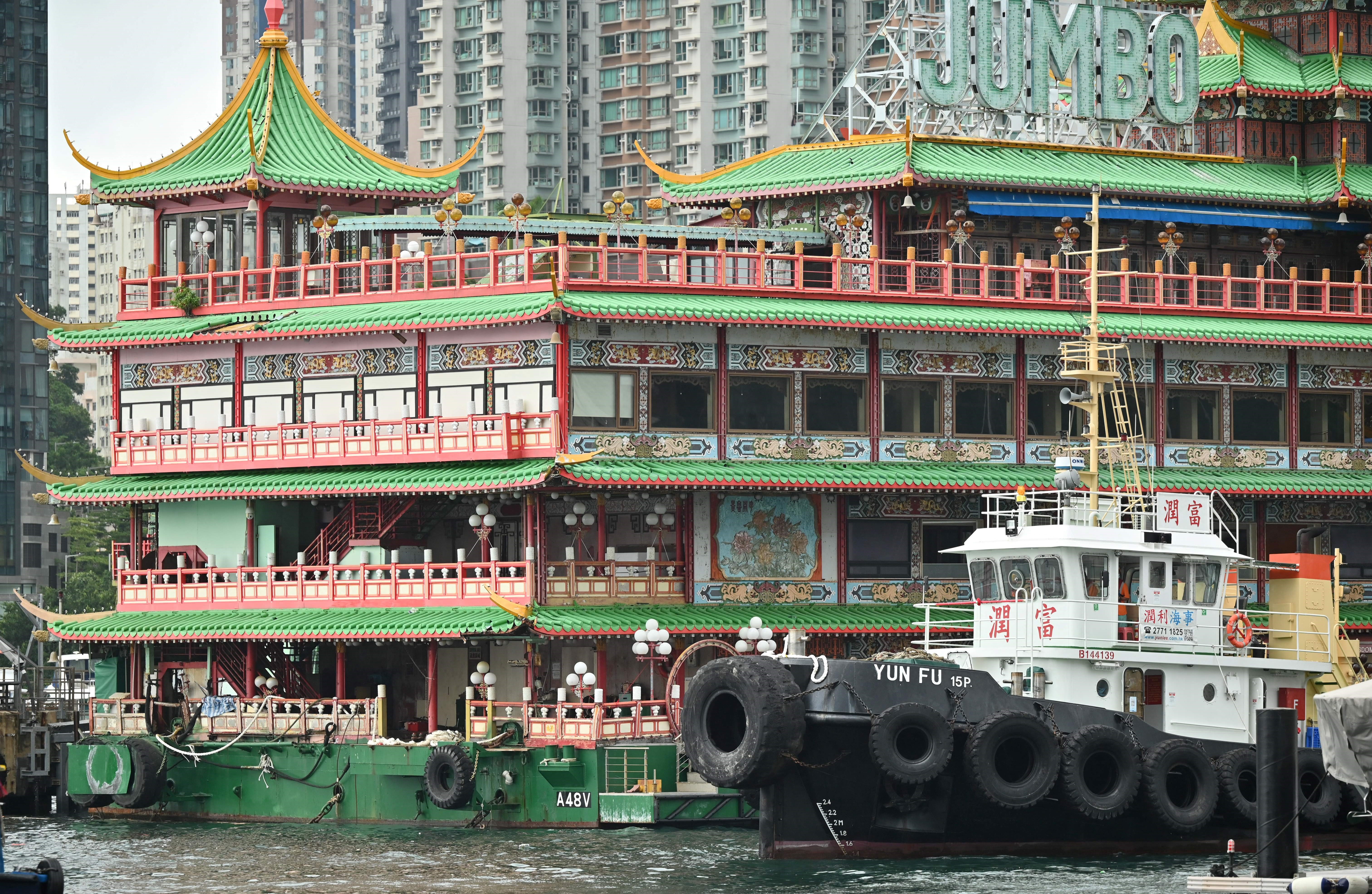 Famoso restaurante flotante deja Hong Kong después de casi 50 años