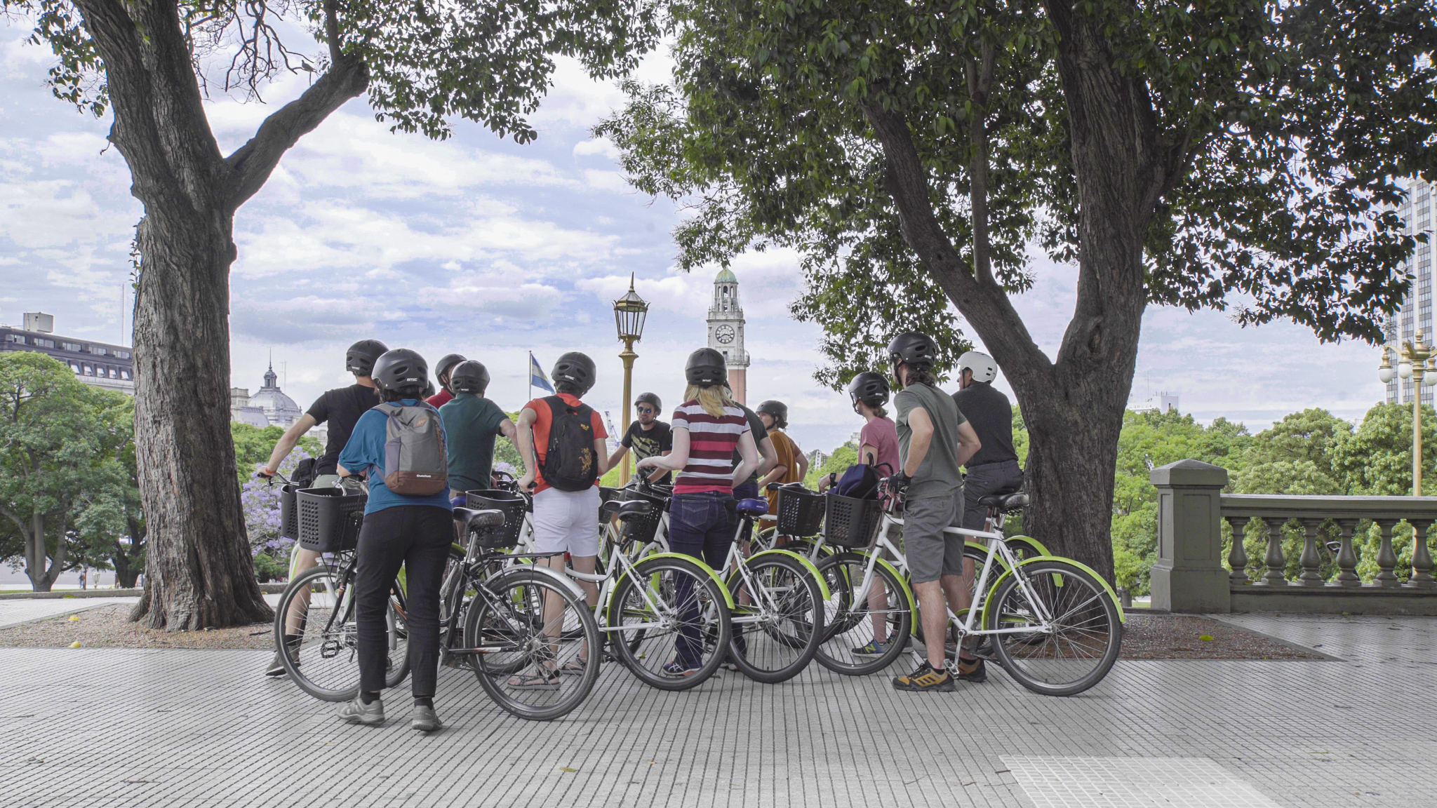 La Ciudad de Buenos Aires tiene un sistema de ciclovías y bicicletas de uso compartido. Hay más de 3200 bicis, 320 estaciones y 200 kilómetros de bicisendas distribuidas en 48 barrios, según Turismo Buenos Aires.