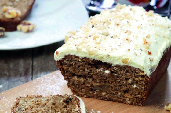 Ponqué de chocolate, banano y nueces