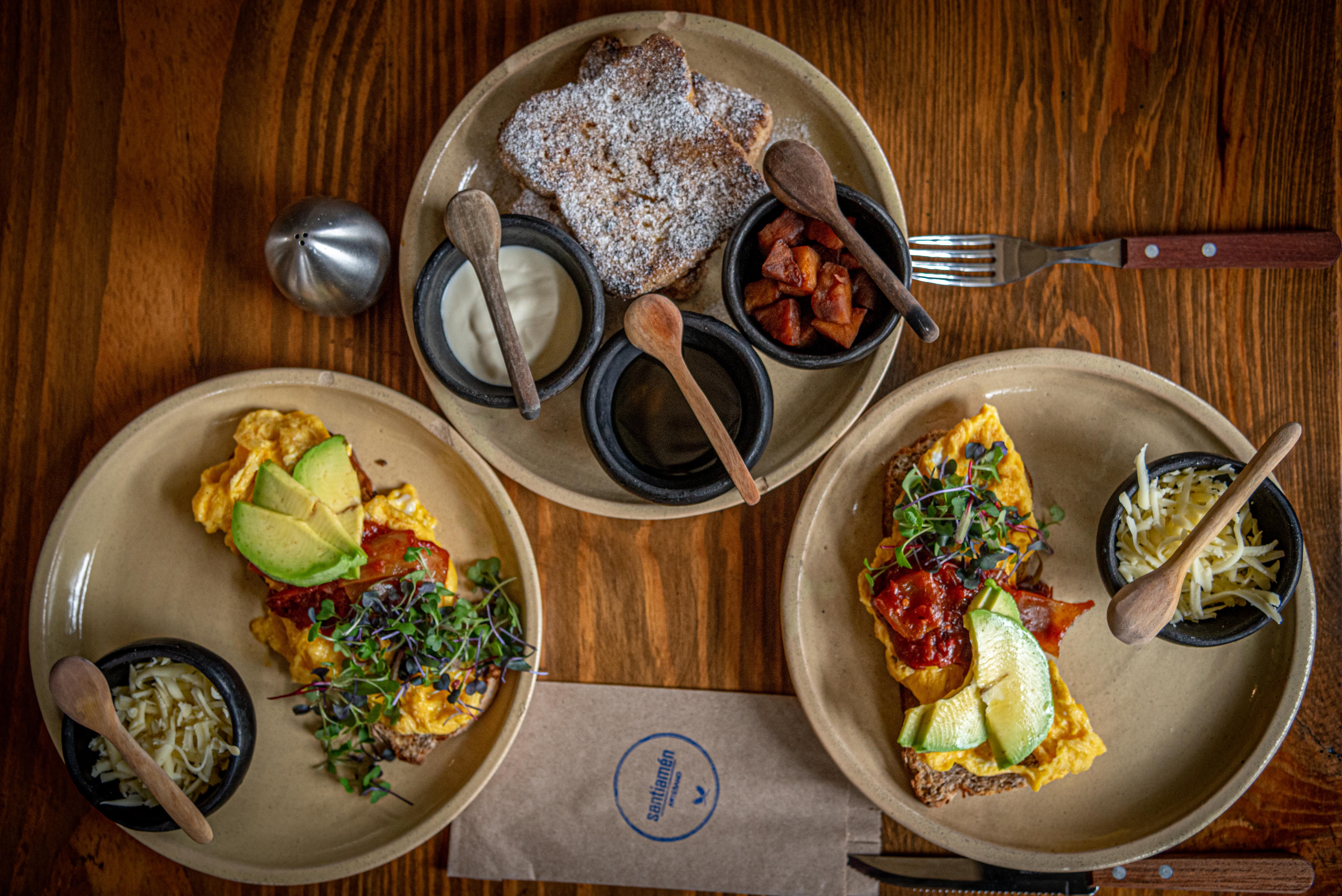 En Santiamén Artesano hay ofertas para los tres momentos del día dedicados a la comida: desayuno, almuerzo y cena.