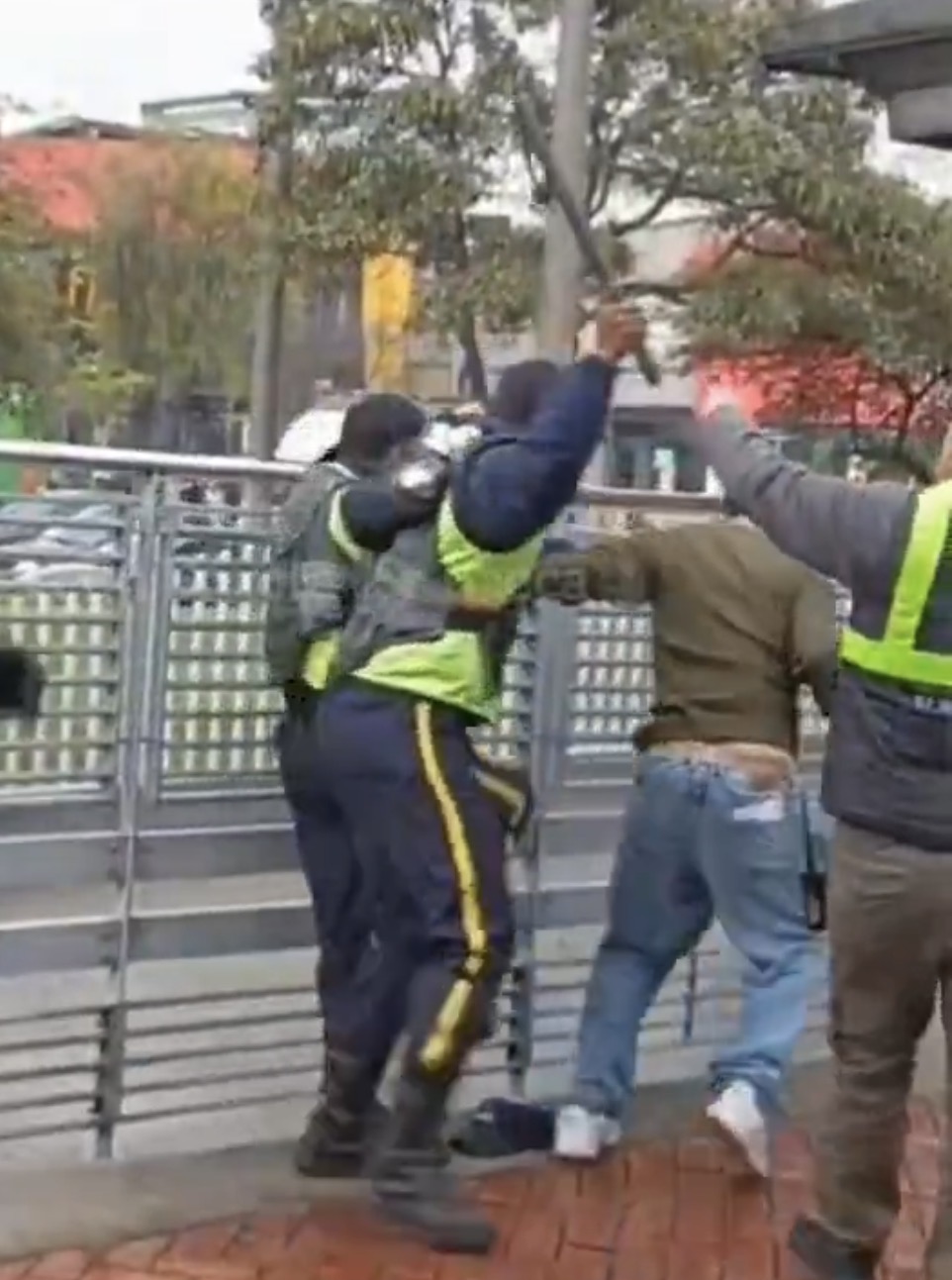 Por ahora, no se conocen mayores detalles sobre las circunstancias en las que se habrían presentado los hechos, ni sobre la identidad de los involucrados. Tampoco está claro si existió algún procedimiento previo por parte del personal de seguridad.