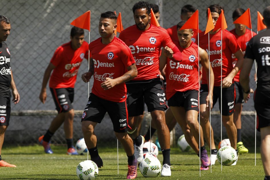 Chile se ubica quinto en la tabla con 16 puntos. / AFP