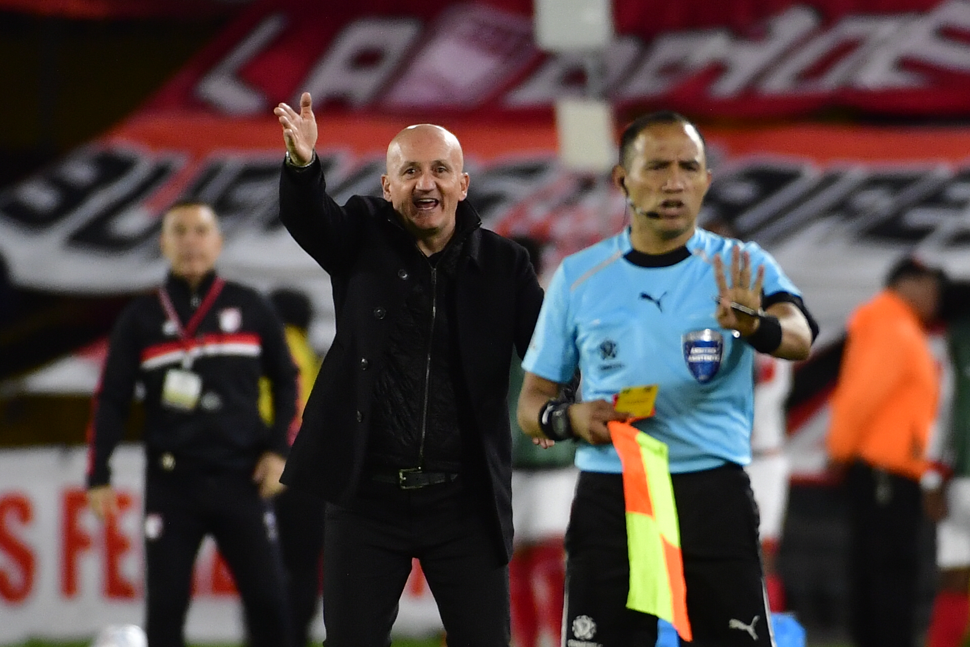 Técnico de Santa Fe durante el compromiso ante Corinthians de Brasil por Copa Conmebol Libertadores en el Estadio El Campin de Bogotá