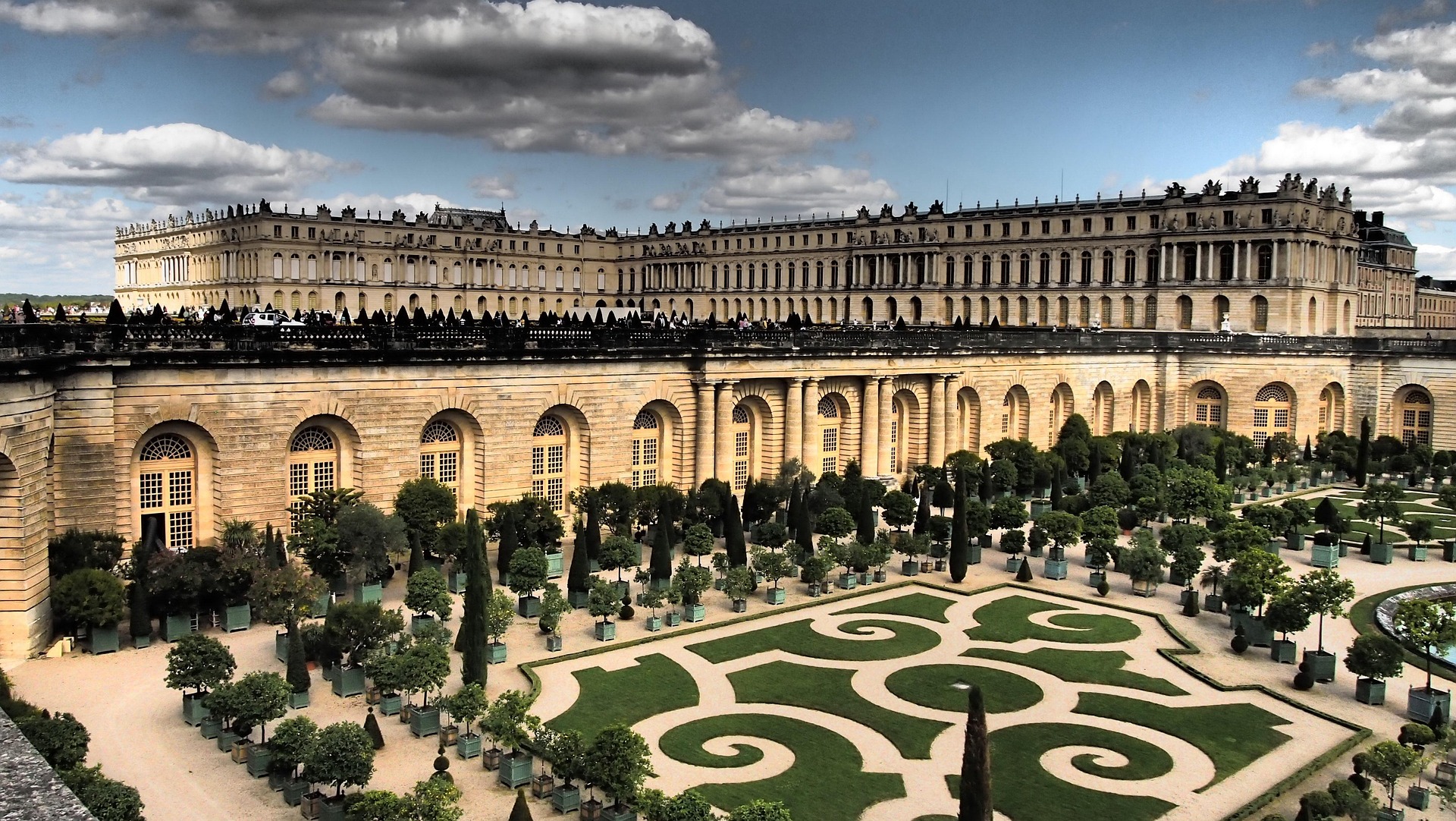El Palacio de Versalles, declarado Patrimonio de la Humanidad en 1979, fue la antigua residencia de la monarquía francesa y comenzó a construirse cuando Luis XIV transformó un pabellón de caza de Luis XIII. Ubicado a unos 19 kilómetros de París, el palacio fue sede de la corte y del gobierno francés desde 1682 hasta la Revolución de 1789. Hoy es uno de los destinos turísticos más visitados del mundo.