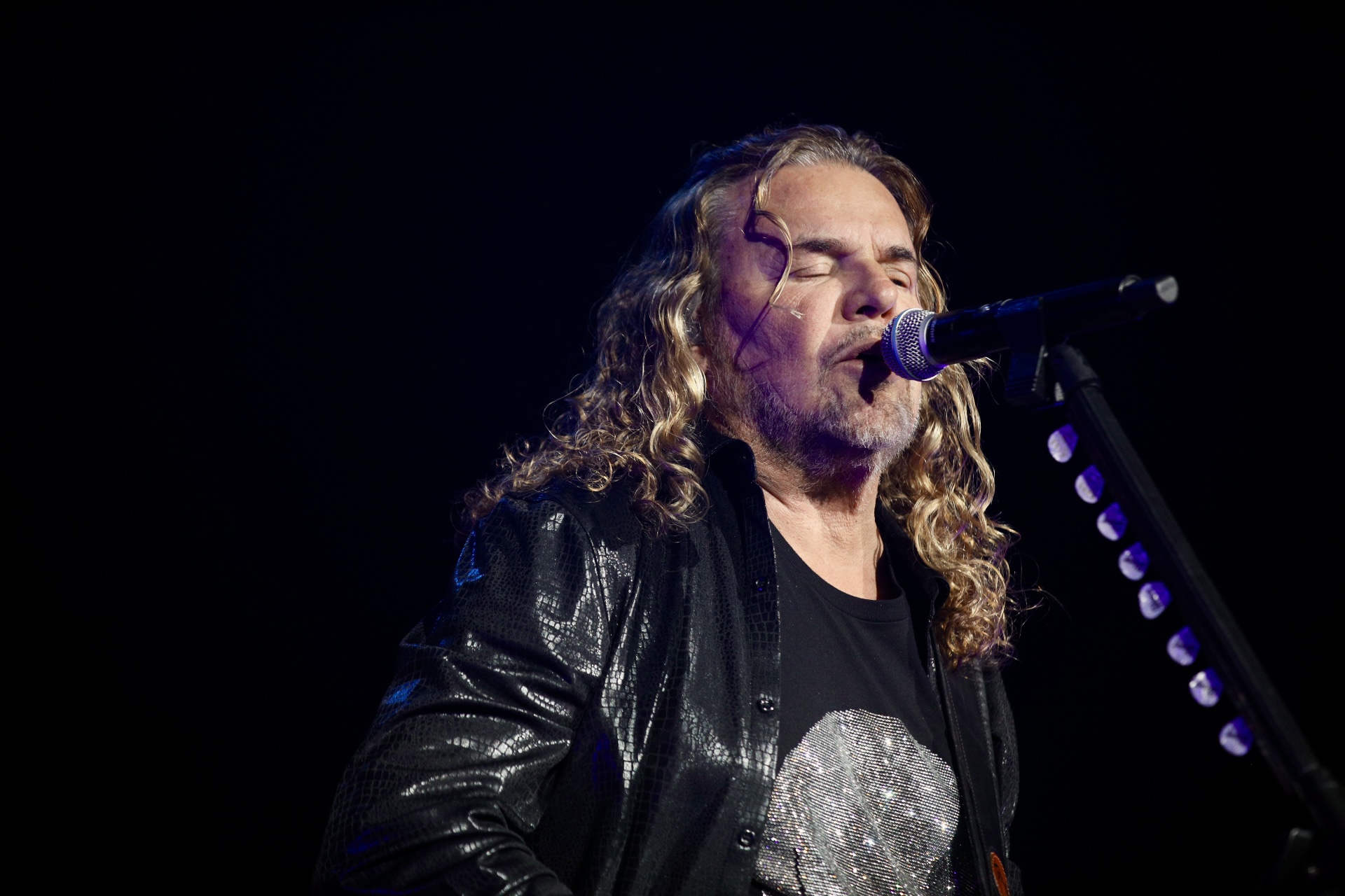 Vocalista de Maná en su presentación en el Movistar Arena.