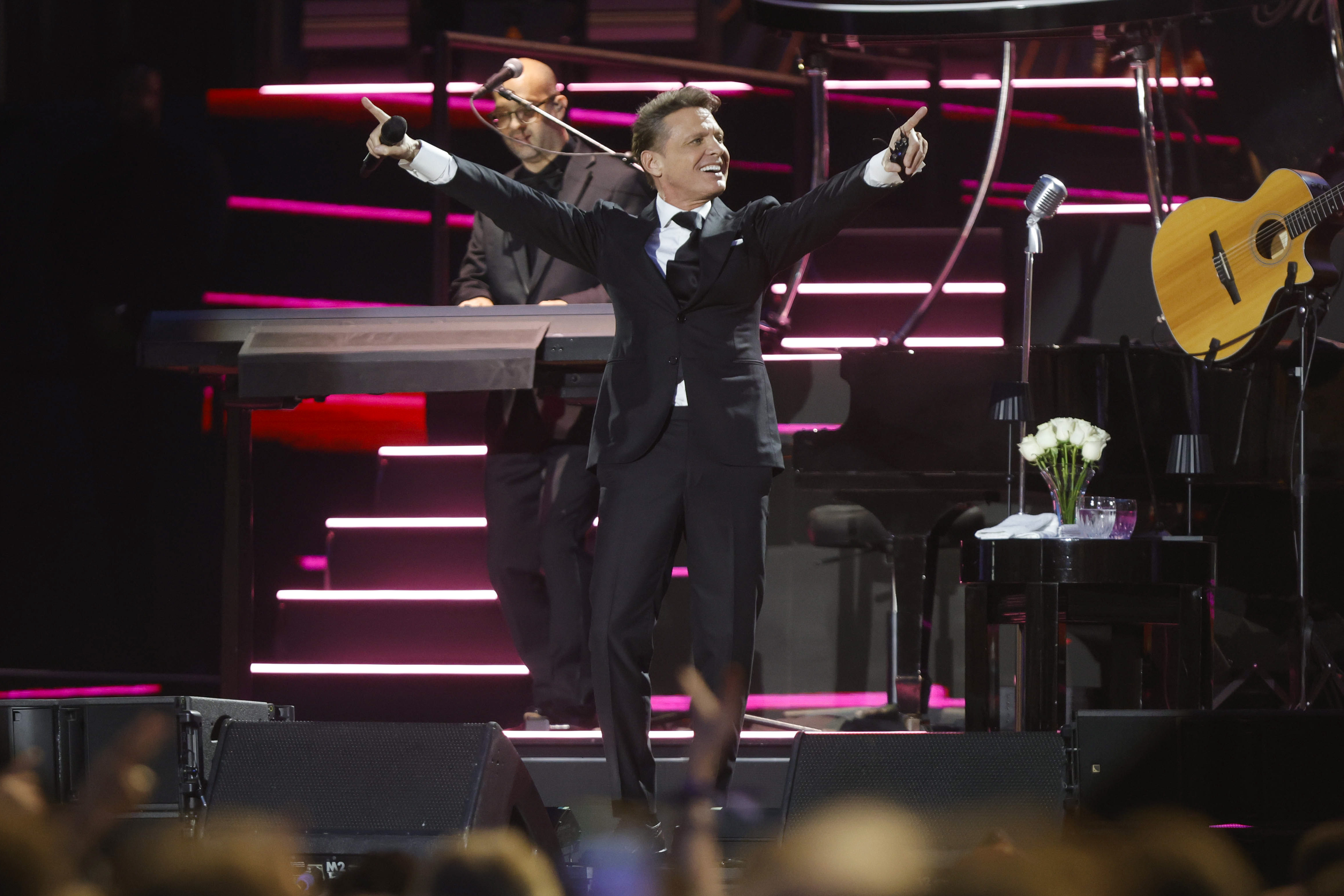 -FOTODELDÍA- CÓRDOBA, 28/06/2024.- El cantante mexicano Luis Miguel actúa este viernes en la plaza de toros de Córdoba. EFE/ Salas