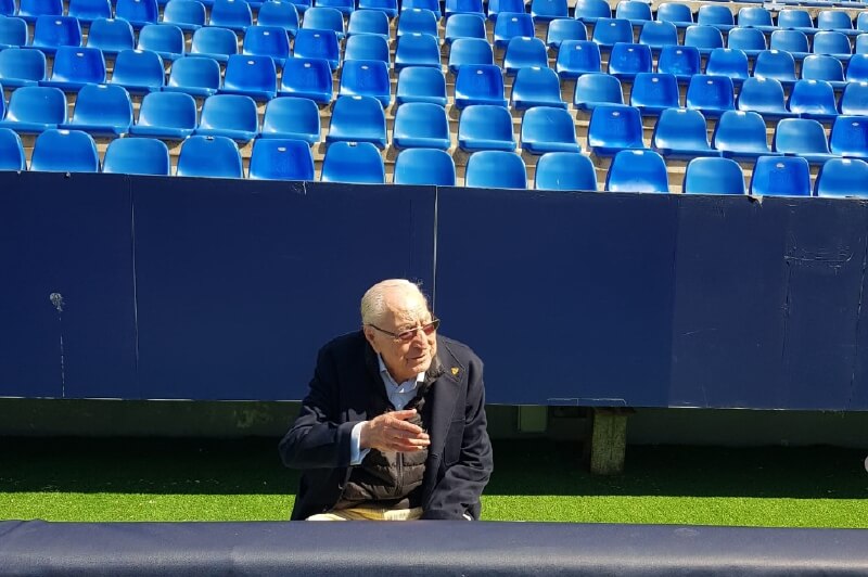 El hombre que pasa la cuarentena en un estadio de fútbol