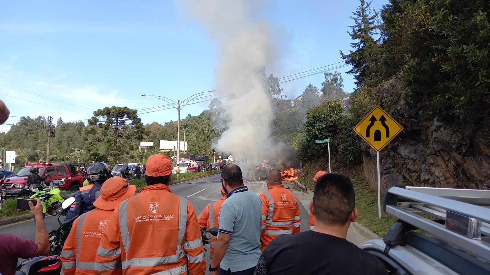 Un BMW se prendió en llamas tras un grave accidente en vía Las Palmas, en Medellín