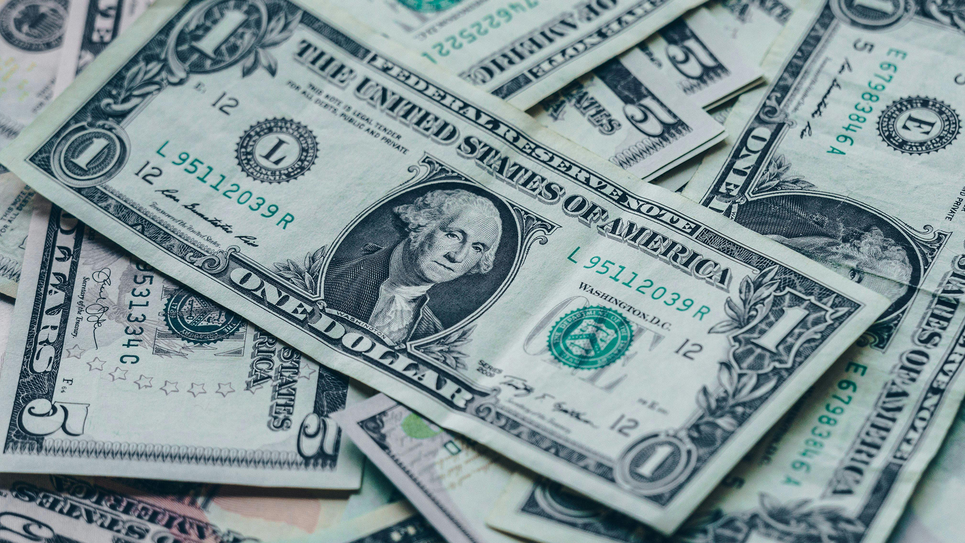 ¿Quién celebra el precio del dólar?