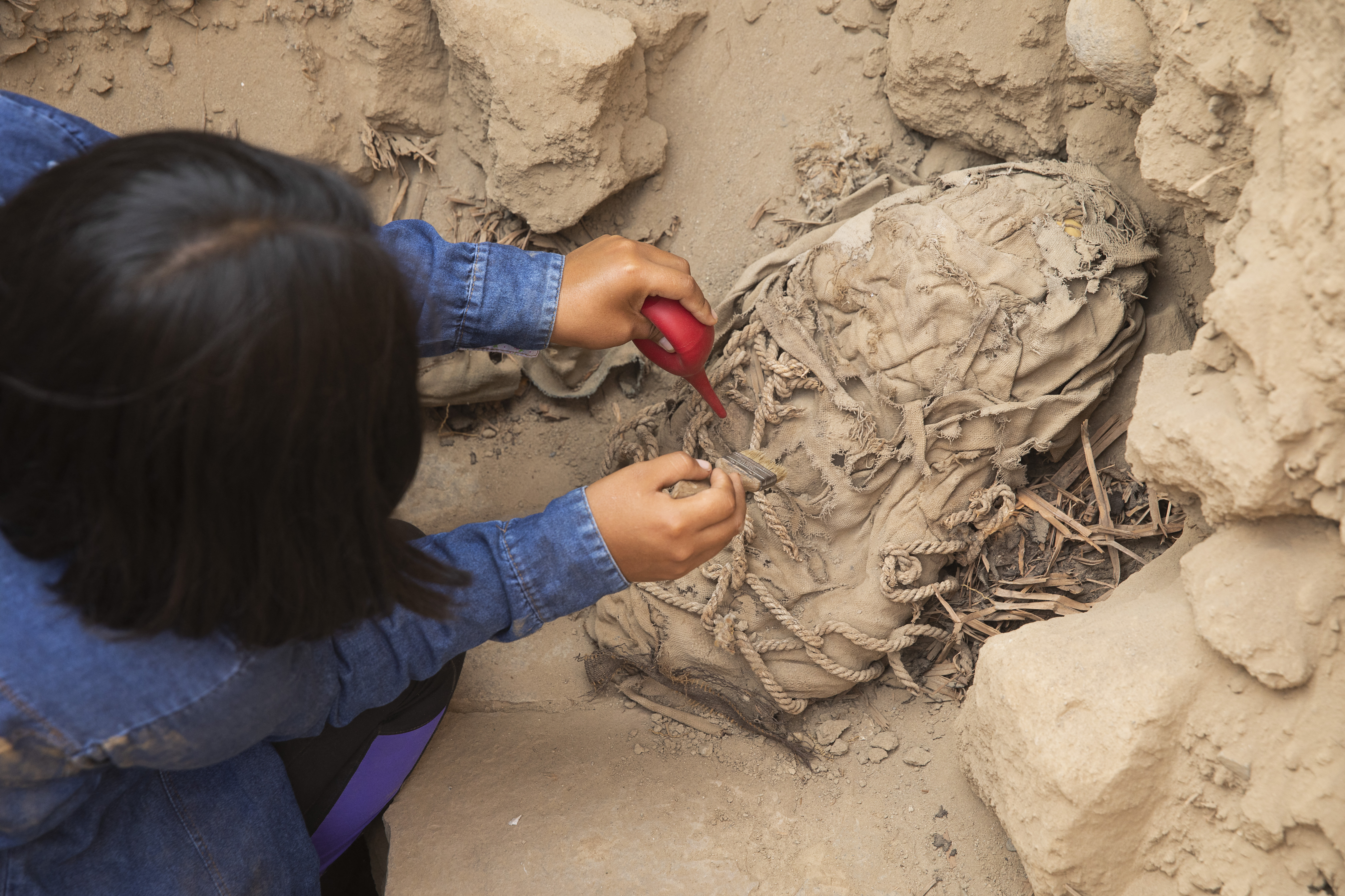 Descubren en Perú la momia de un adolescente que vivió hace más de 800 años