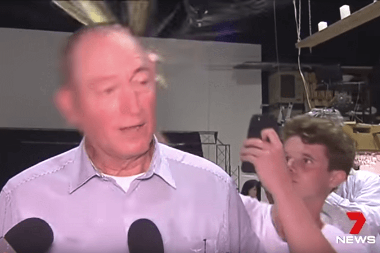 Joven le rompe huevo en la cabeza a senador australiano por comentario contra la migración musulmana
