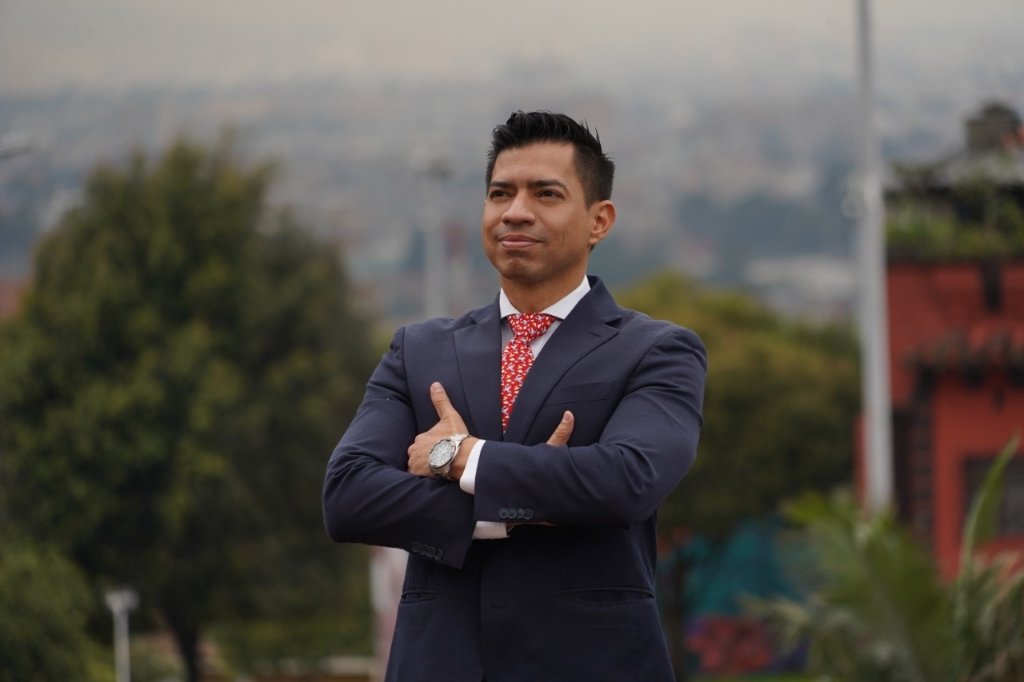 Periodista Andrés Sánchez denuncia que le dispararon mientras conducía
