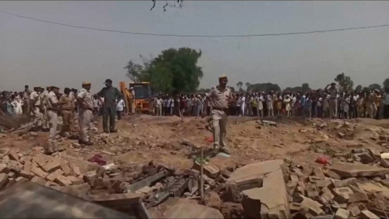 Avión militar se estrelló contra una casa en India y dejó tres personas muertas