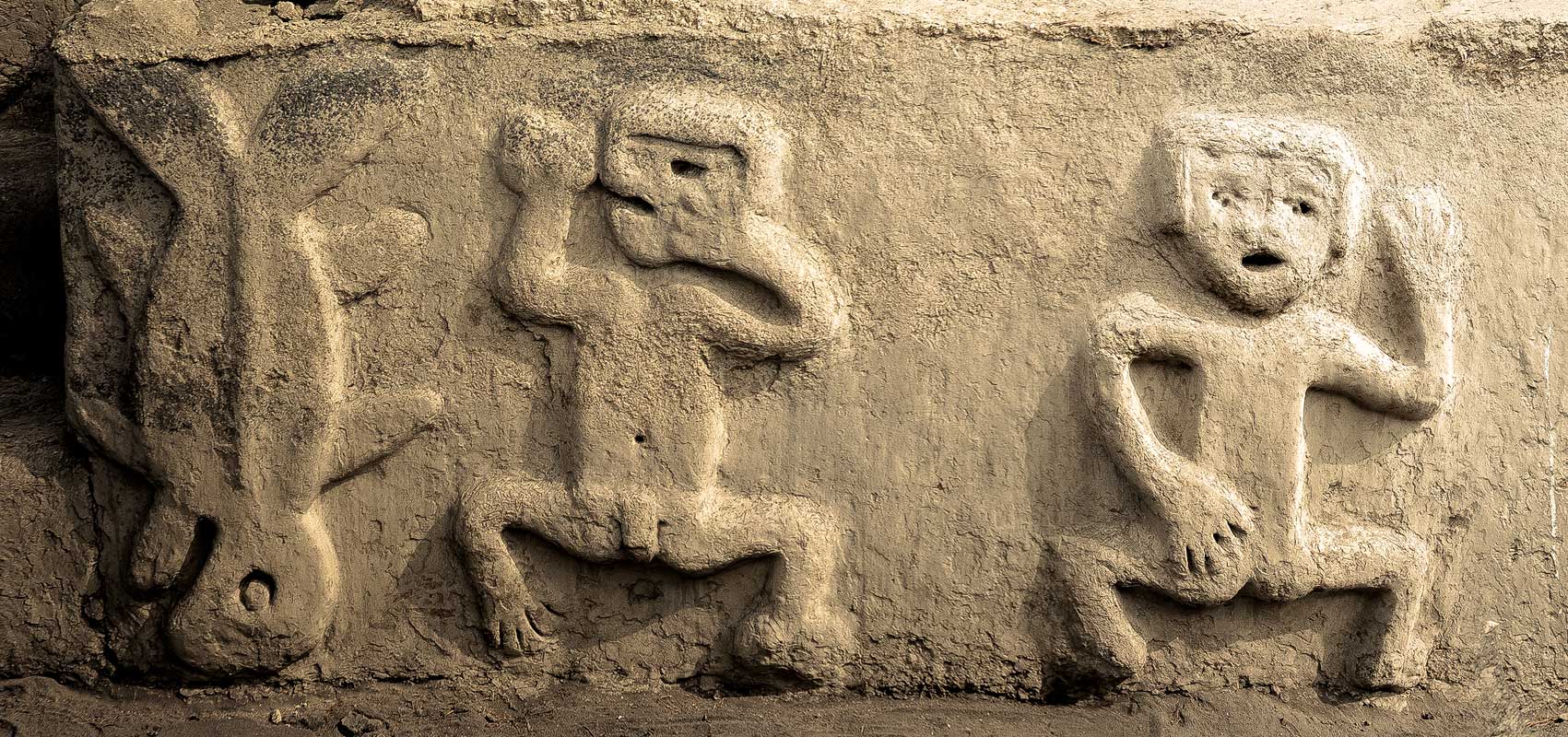 AME2654. LIMA (PERÚ), 22/08/2024.- Fotografía cedida por el Ministerio de Cultura que muestra un mural con figuras que pertenecieron a la sociedad Caral, la civilización más antigua de Latinoamérica, este jueves durante una exposición en el Museo de la Nación, en Lima (Perú). Los miembros de la sociedad Caral, florecida en el centro de Perú, fueron durante un tiempo refugiados climáticos y plasmaron en su arte y rituales el trauma de abandonar sus ciudades debido a la falta de agua, reveló un estudio de arqueólogos peruanos publicado este jueves. EFE/ Ministerio De Cultura / SOLO USO EDITORIAL/ SOLO DISPONIBLE PARA ILUSTRAR LA NOTICIA QUE ACOMPAÑA (CRÉDITO OBLIGATORIO)