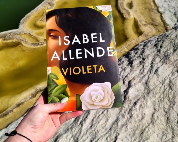 Esta nueva novela de la aclamada autora chilena cuenta la historia de Violeta, una mujer que lucha por encontrar su lugar en el mundo.