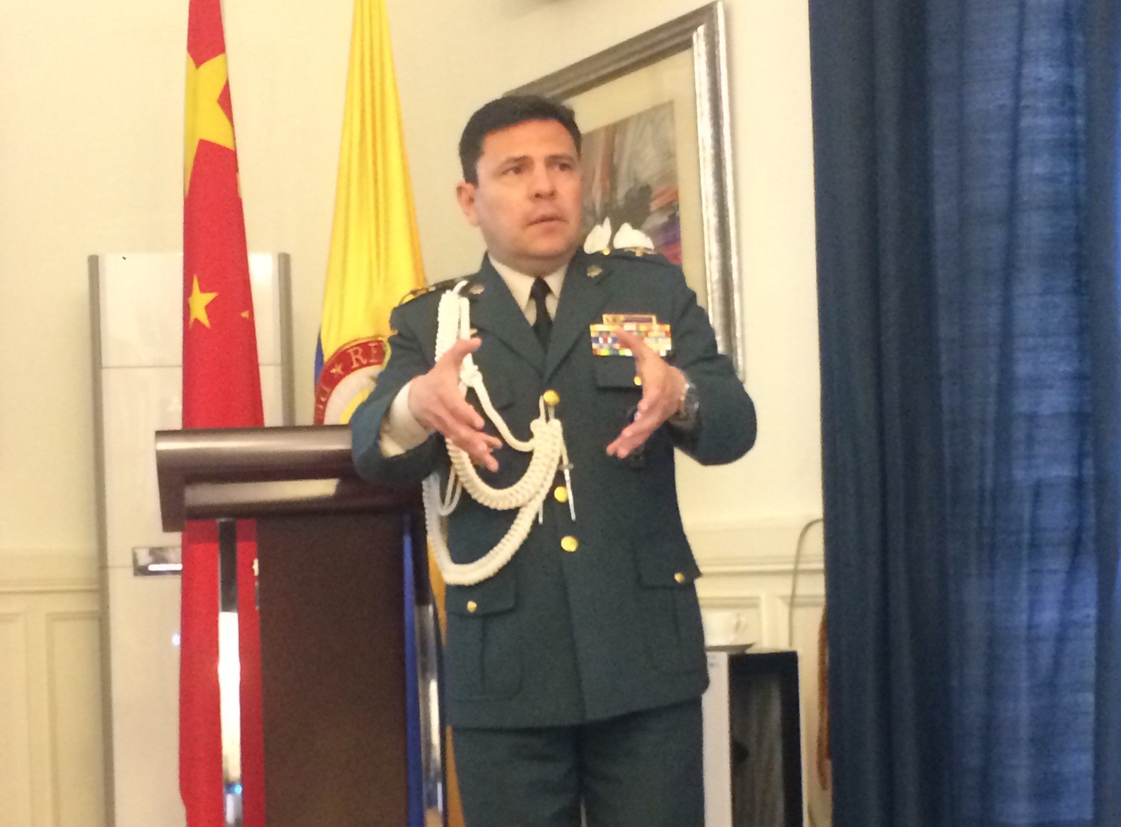 Director de doctrina militar renuncia al Ejército y se despacha contra Zapateiro