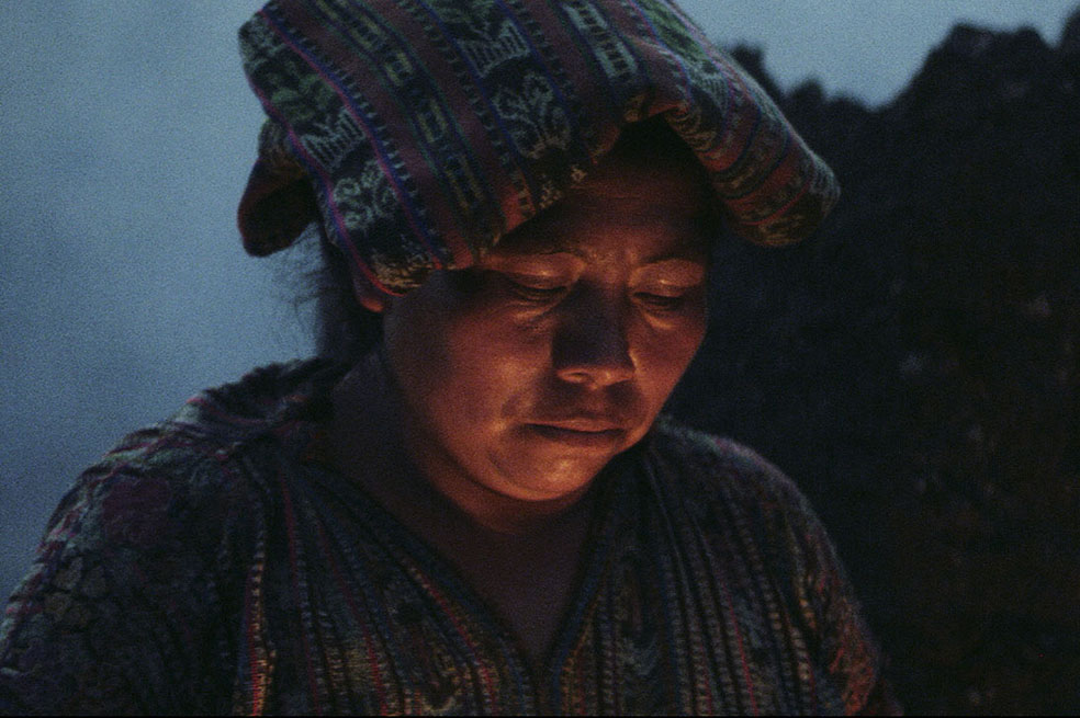“Ixcanul/Volcán” (Guatemala) es una película que permite celebrar su cinematografía inesperada por la forma de narrar la historia de crecimiento y desencanto de una muchacha indígena.