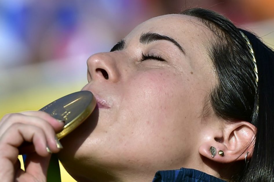 Mariana Pajón besa la medalla de oro que ganó en el BMX en Río 2016. / AFP