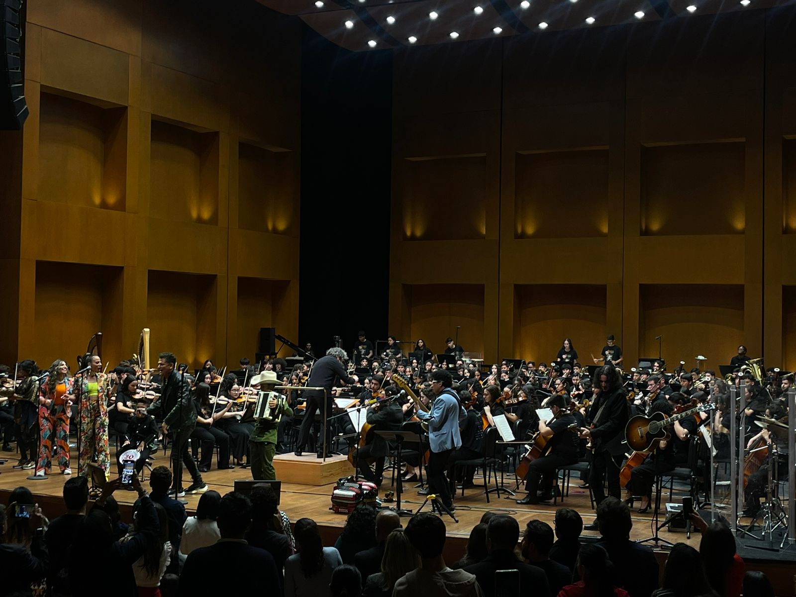 Carlos Vives y Gustavo Dudamel, juntos en el cierre de “Voces del Futuro”