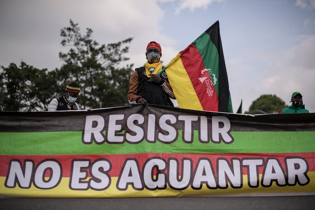 La guardia indígena ha estado frente a la movilización, garantizando que se lleve a cabo de manera pacífica y ha dispersado a encapuchados que pretendían infiltrase a la marcha.