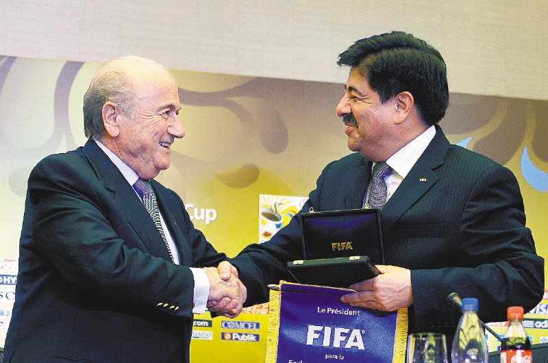 Blatter felicita al entonces presidente de la Federación Colombiana de Fútbol Luis Bedoya en Bogotá por la realización del Mundial sub 20 de 2011 en nuestro país. /EFE