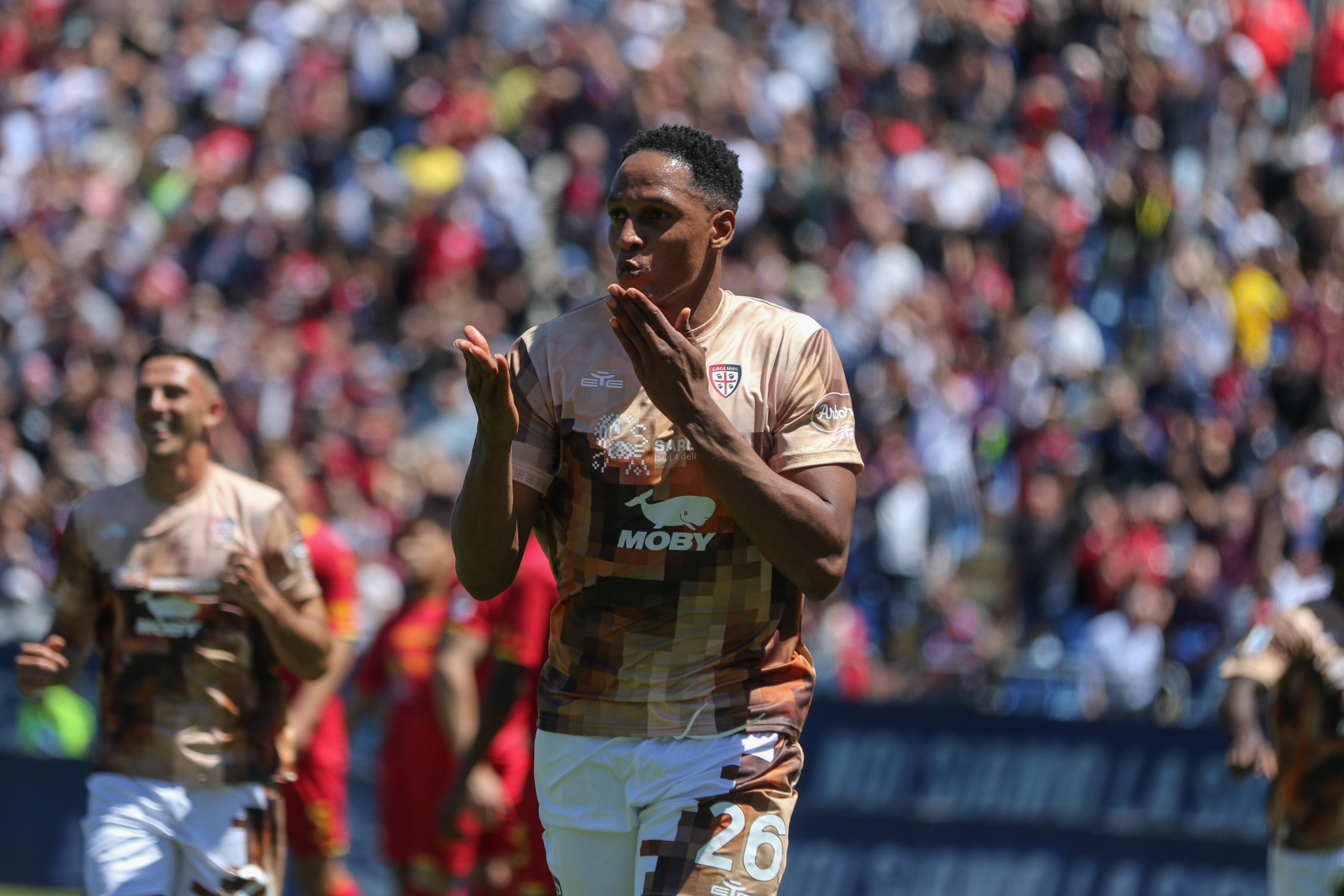 Yerry Mina anotó en el empate entre Cagliari y Lecce en la Serie A: video