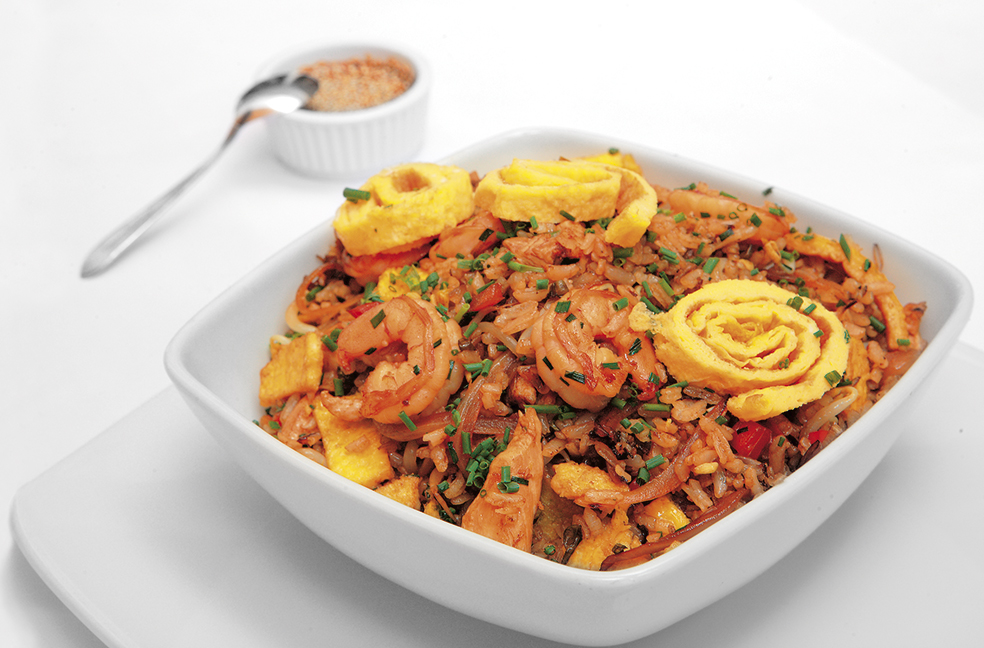 Arroz al wok con pollo y camarones