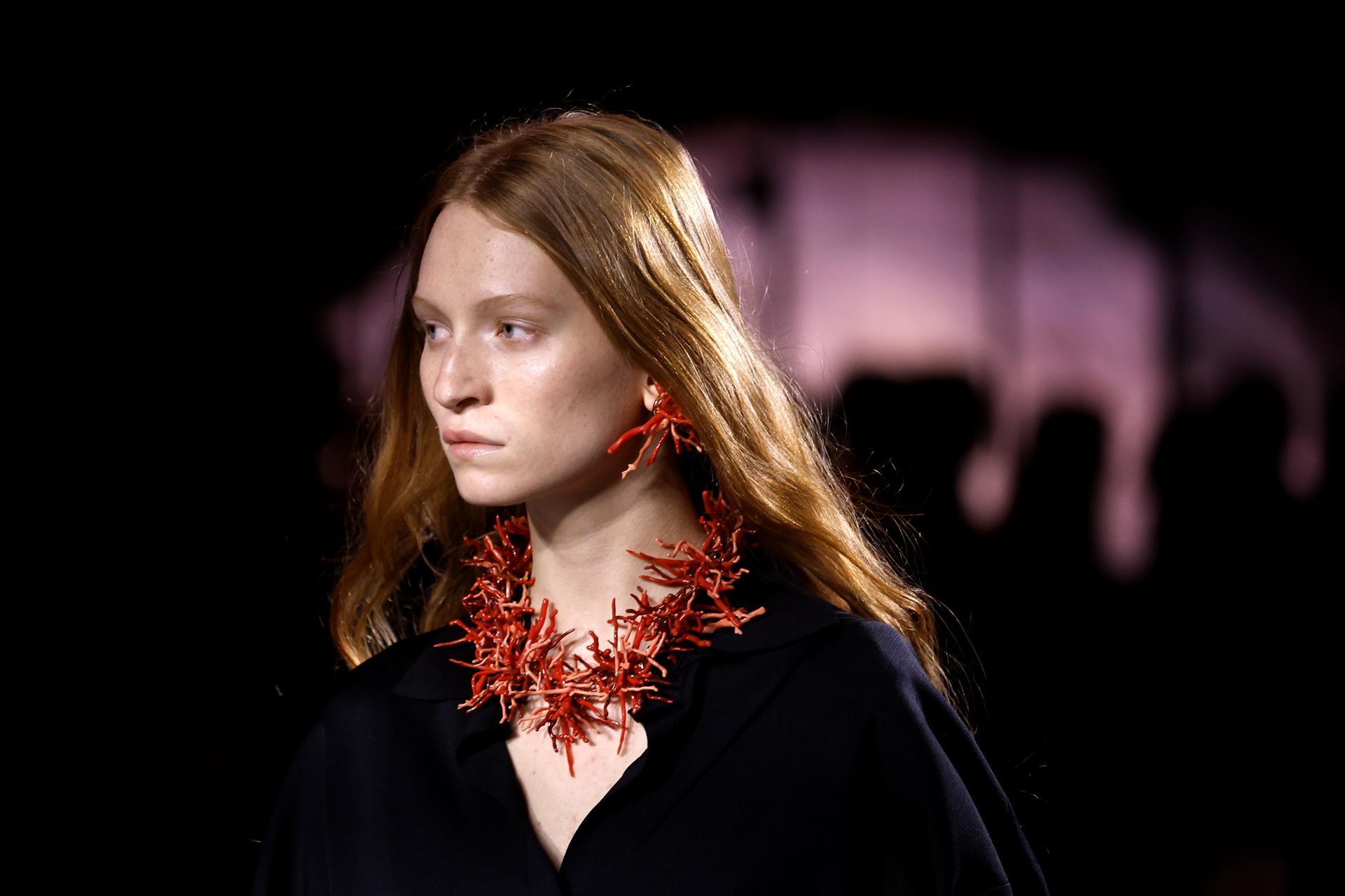 Paris (France), 06/10/2025.- A model presents a creation from the Spring/Summer 2026 collection by French designer Matthieu Blazy for Chanel fashion house during Paris Fashion Week in Paris, France, 06 October 2025. The presentation of the women's ready-to-wear collections runs from 29 September to 07 October 2025. (Moda, Francia) EFE/EPA/YOAN VALAT
