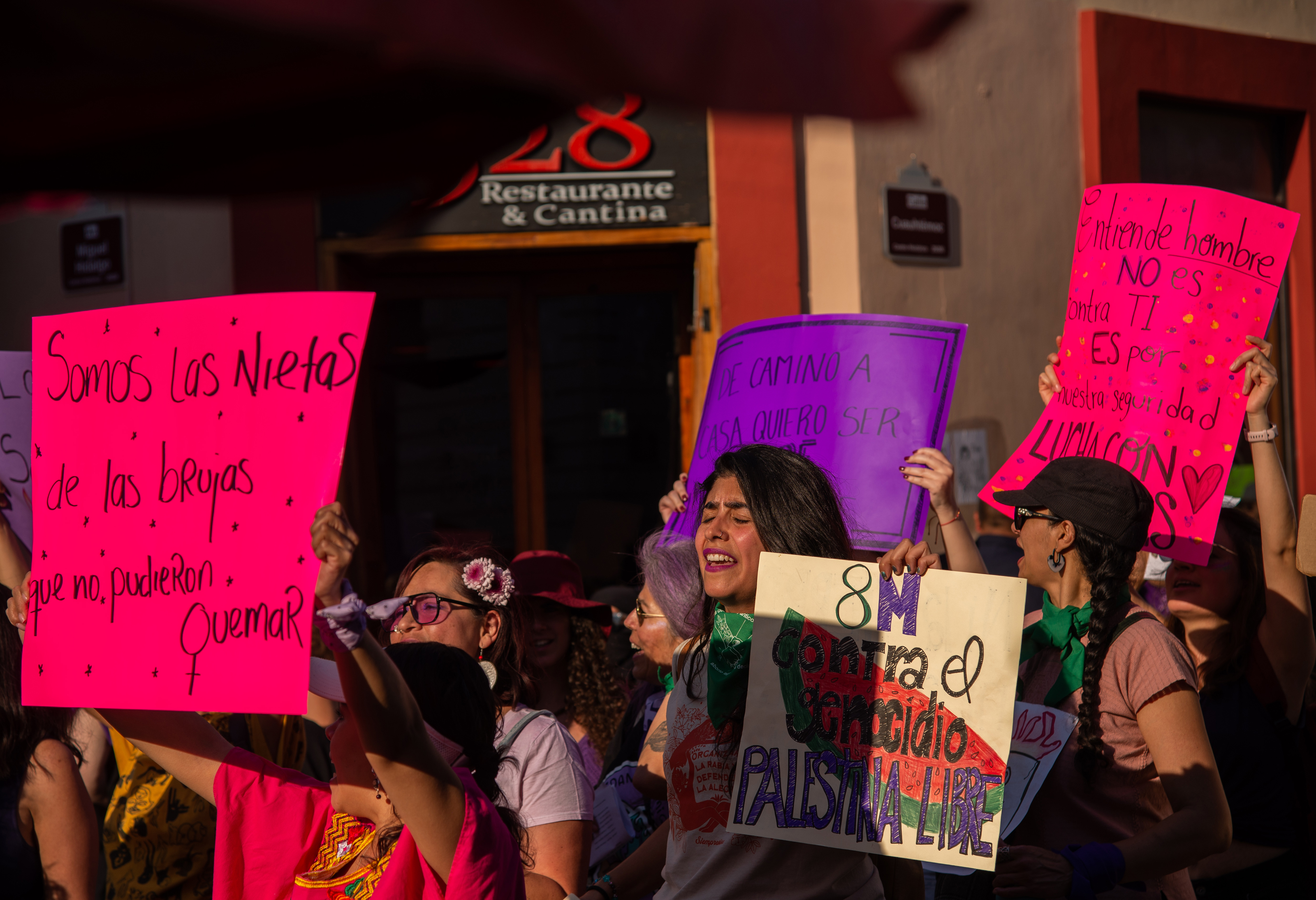 MEX1315. SAN CRISTOBAL DE LAS CASAS (MÉXICO), 08/03/2024 .- Mujeres protestan durante una marcha con motivo del Día Internacional de la Mujer, hoy viernes en San Cristóbal de las Casas en el estado de Chiapas (México). Bajo el lema “somos fuego”, cientos de mujeres  inundaron las calles  de San Cristóbal de Las Casas, estado mexicano, con motivo del Día Internacional de la Mujer. Este año las feministas exigieron respeto a los derechos de la mujer, alto a los feminicidios, secuestros y desapariciones de niños y niñas en Chiapas. EFE/ Carlos López