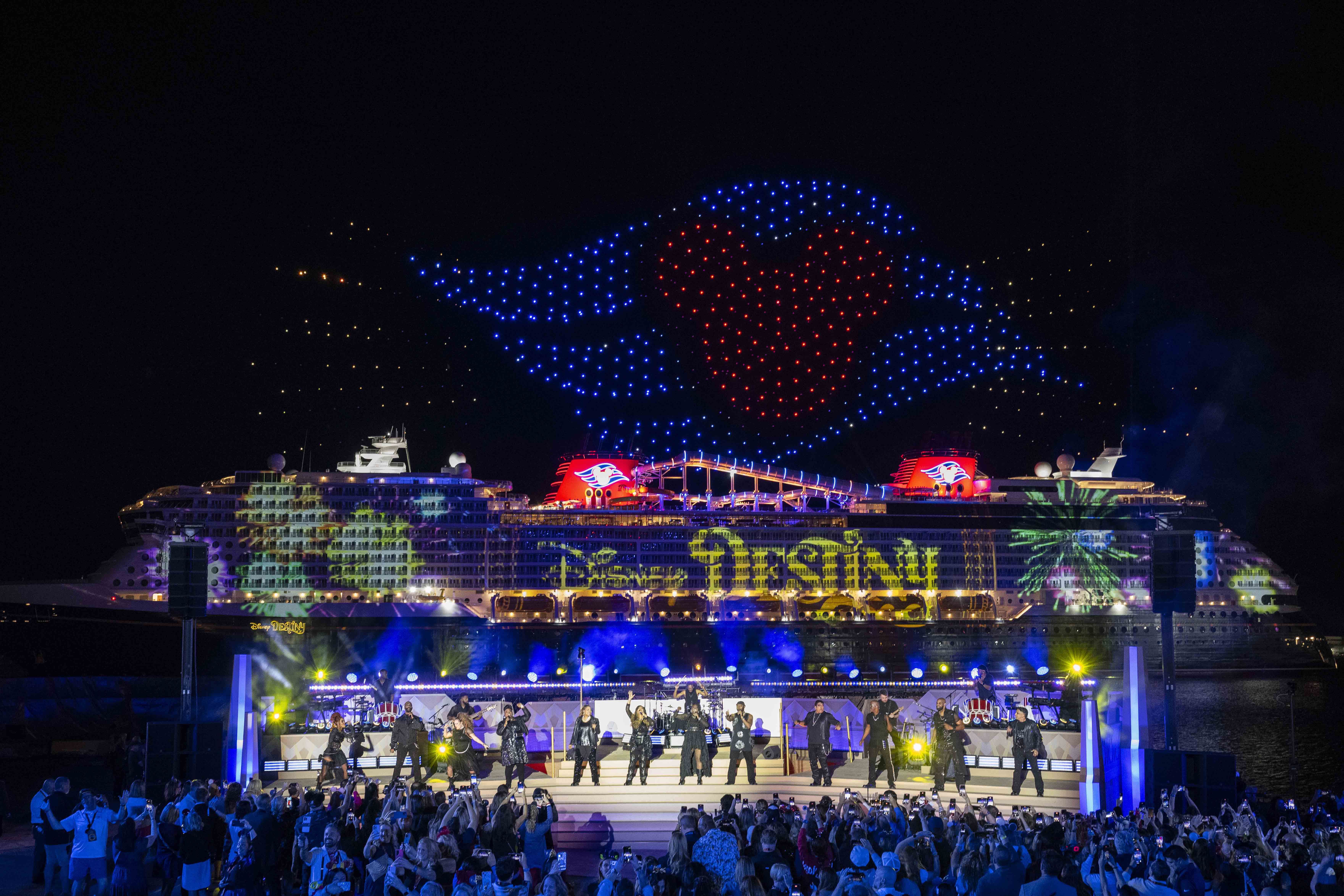 El bautizo del Disney Destiny contó con un espectáculo de luces, drones y música en vivo.