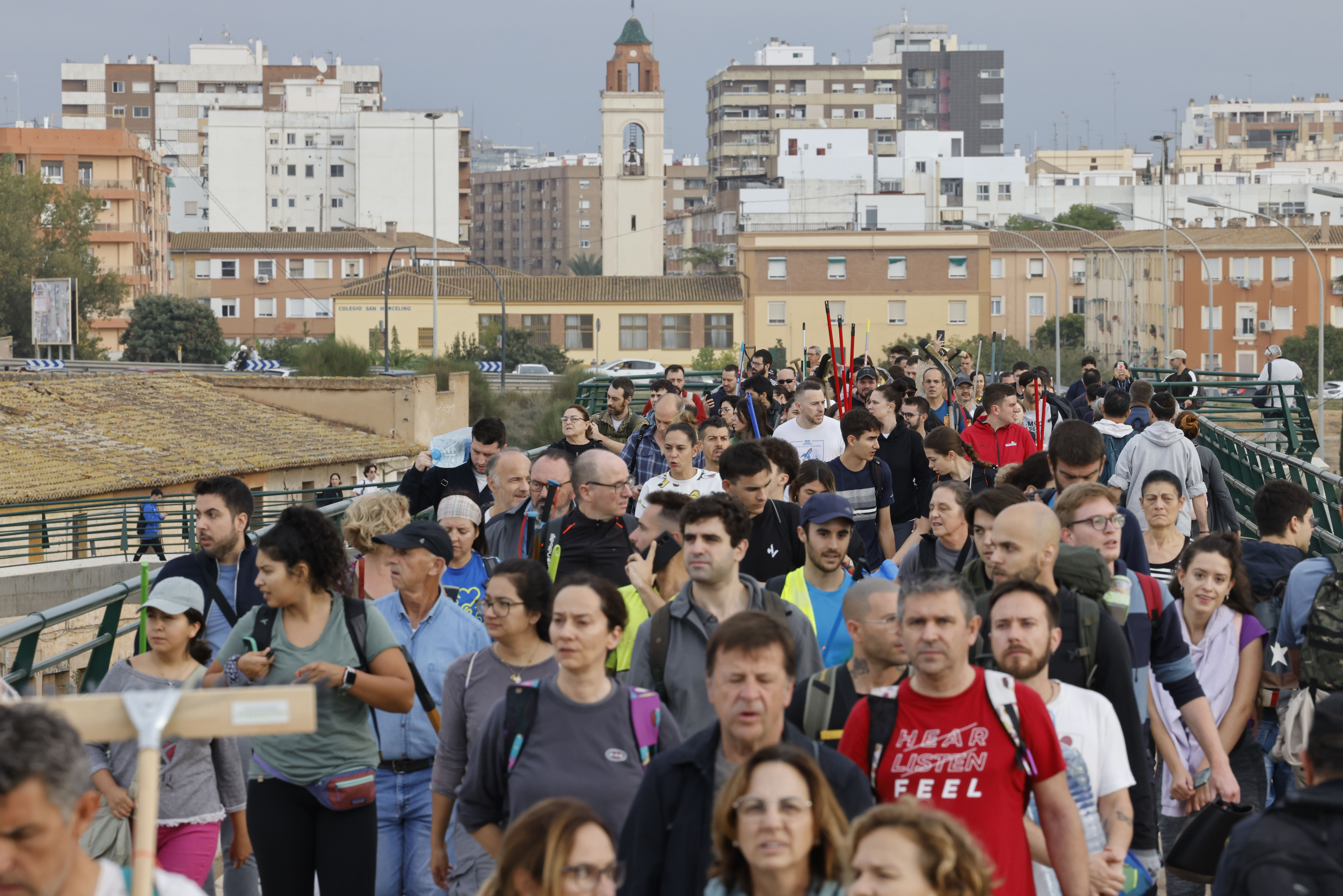 VALENCIA, 01/11/2024.- Miles de personas se desplazan desde Valencia a La Torre para ayudar a los afectados por las inundaciones causadas por la DANA, este viernes. La búsqueda de desaparecidos, la identificación de víctimas mortales, las tareas de limpieza y la reparación de infraestructuras continúan tres días después de las inundaciones que han asolado la provincia de Valencia, en una jornada en la que el Gobierno envía a 500 militares más, que se sumarán a las 1.200 efectivos de la Unidad Militar de Emergencias (UME), para actuar en Utiel, Requena, Riba-roja, Torrent, Paiporta y Algemesí. EFE/Ana Escobar