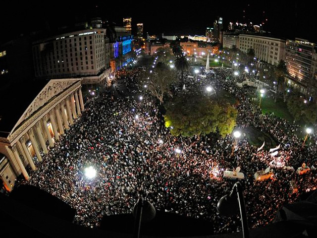 Argentinos se movilizan para poner límite al poder de Cristina Fernández