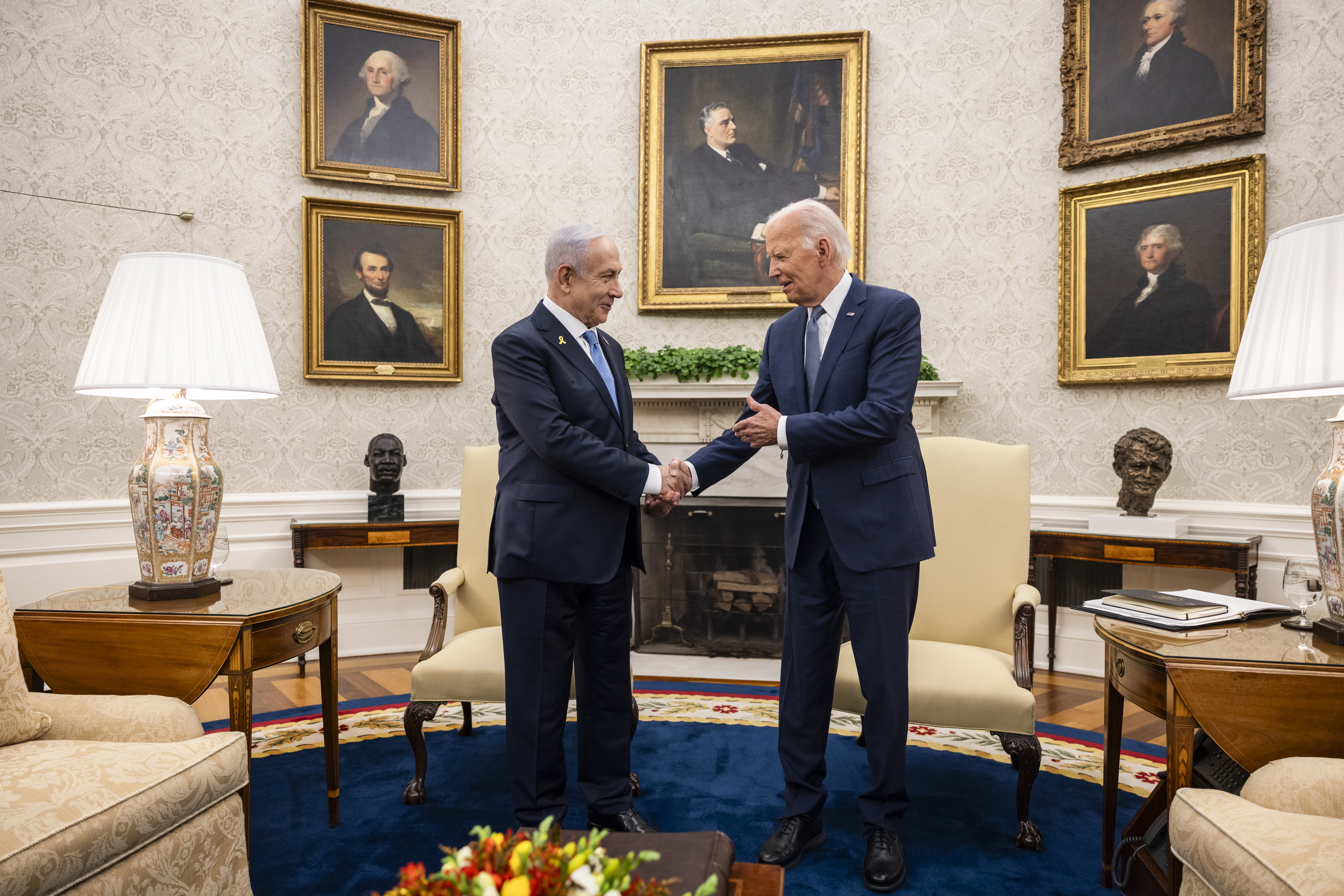 Washington (United States), 25/07/2024.- Israeli Prime Minister Benjamin Netanyahu (L) shakes hands with US President Joe Biden during a bilateral meeting in the Oval Office at the White House, in Washington, DC, USA, 25 July 2024. US President Joe Biden hosts Israeli Prime Minister Netanyahu the day after Netanyahu delivered an address to a joint meeting of the US Congress. EFE/EPA/SAMUEL CORUM / POOL