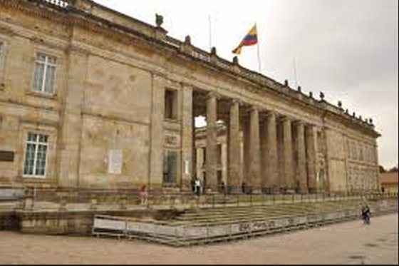 Gobierno emite decreto con aumento salarial para los congresistas