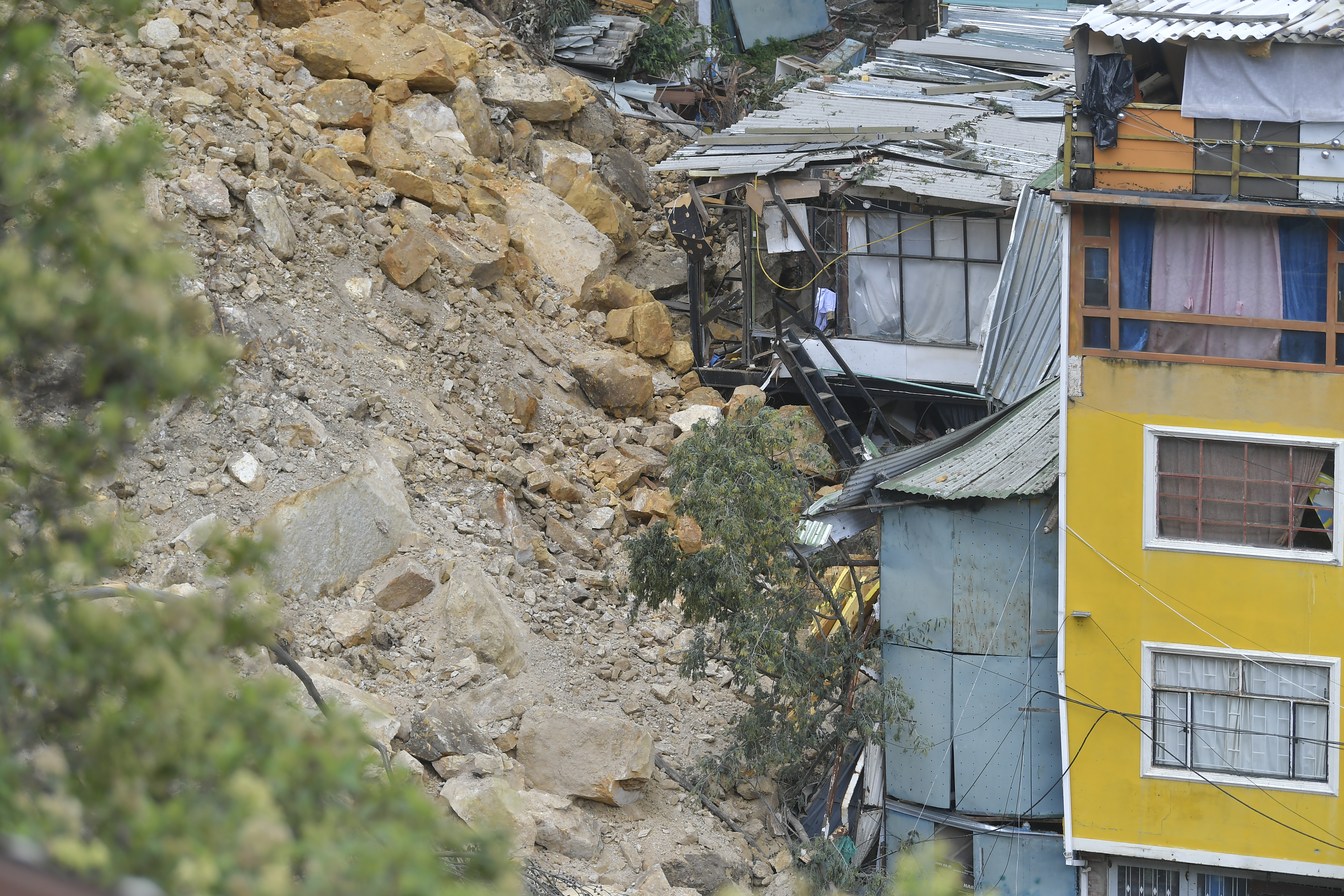 Militares se unen a la atención de emergencia por deslizamiento en Usaquén