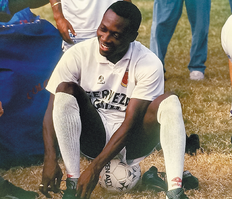 Freddy Rincón perdió la vida el 13 de abril de 2022, a los 55 años, dejando un legado imborrable en el fútbol colombiano.