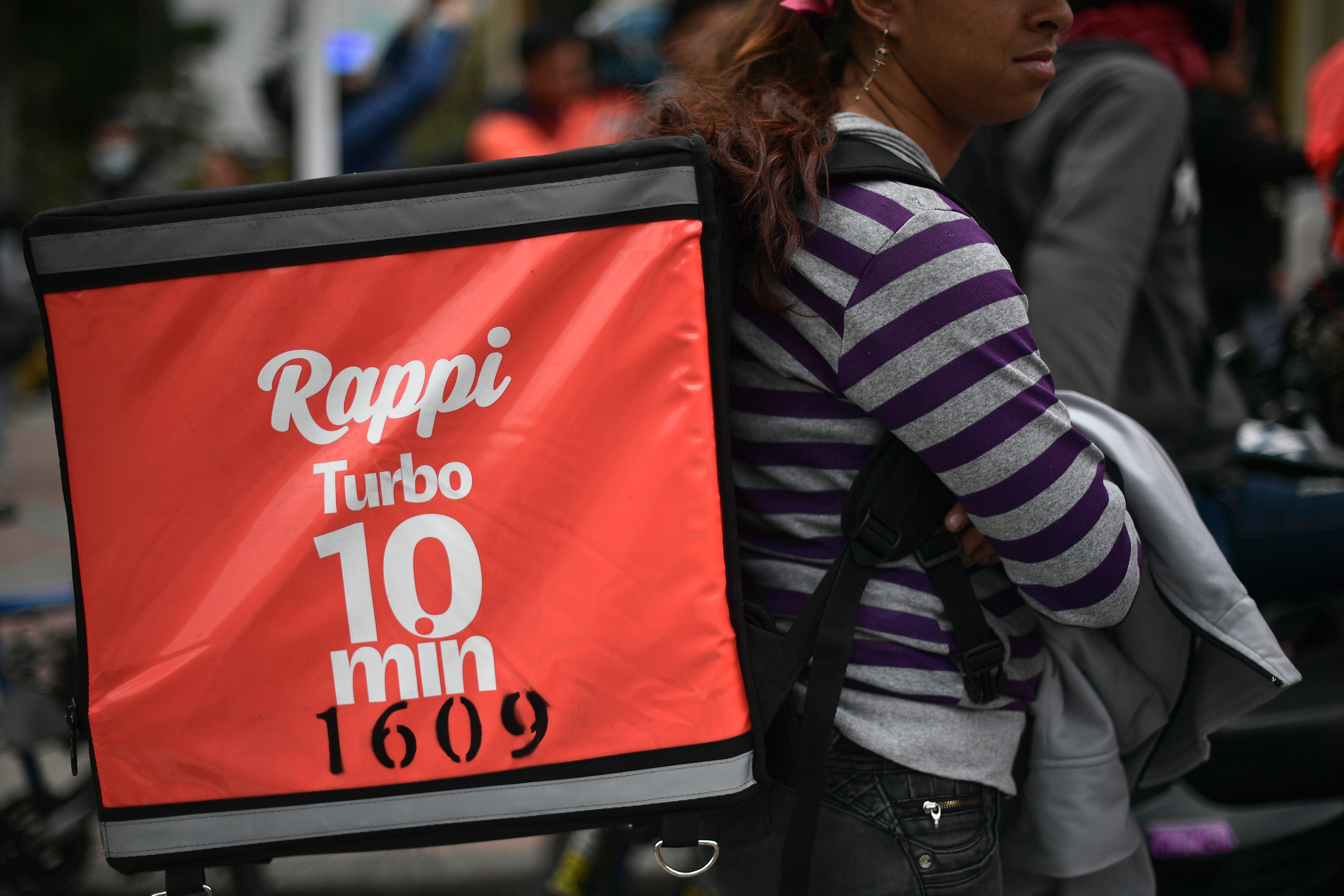 Domiciliarios que trabajan con la aplicación de Rappi se movilizaron por la carrera séptima, en contra de la vinculación contractual que propone la reforma laboral del Gobierno Nacional. Alegan que este cambio lo que contempla es una “contratación forzada” con la que no están de acuerdo.