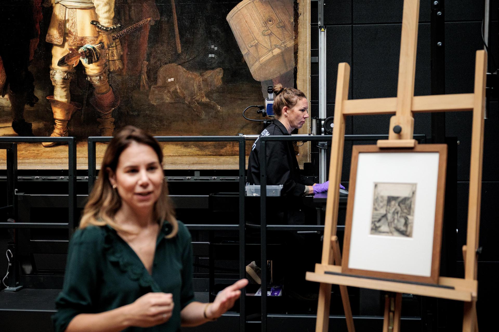 Amsterdam (Netherlands), 23/09/2025.- Anne Lenders, Curator of 'Operation Night Watch', discusses her findings about 'The Night Watch' by Dutch painter Rembrandt at the Rijksmuseum, in Amsterdam, the Netherlands, 23 September 2025. According to the Rijksmuseum, Rembrandt based the barking dog in his most famous painting, 'The Night Watch', on an early 17th-century drawing by Adriaen van de Venne (1590–1662). The remarkable resemblance between the two dogs was recently discovered, despite the drawing having been in the Rijksmuseum collection for over a hundred years. (Países Bajos; Holanda) EFE/EPA/RAMON VAN FLYMEN
